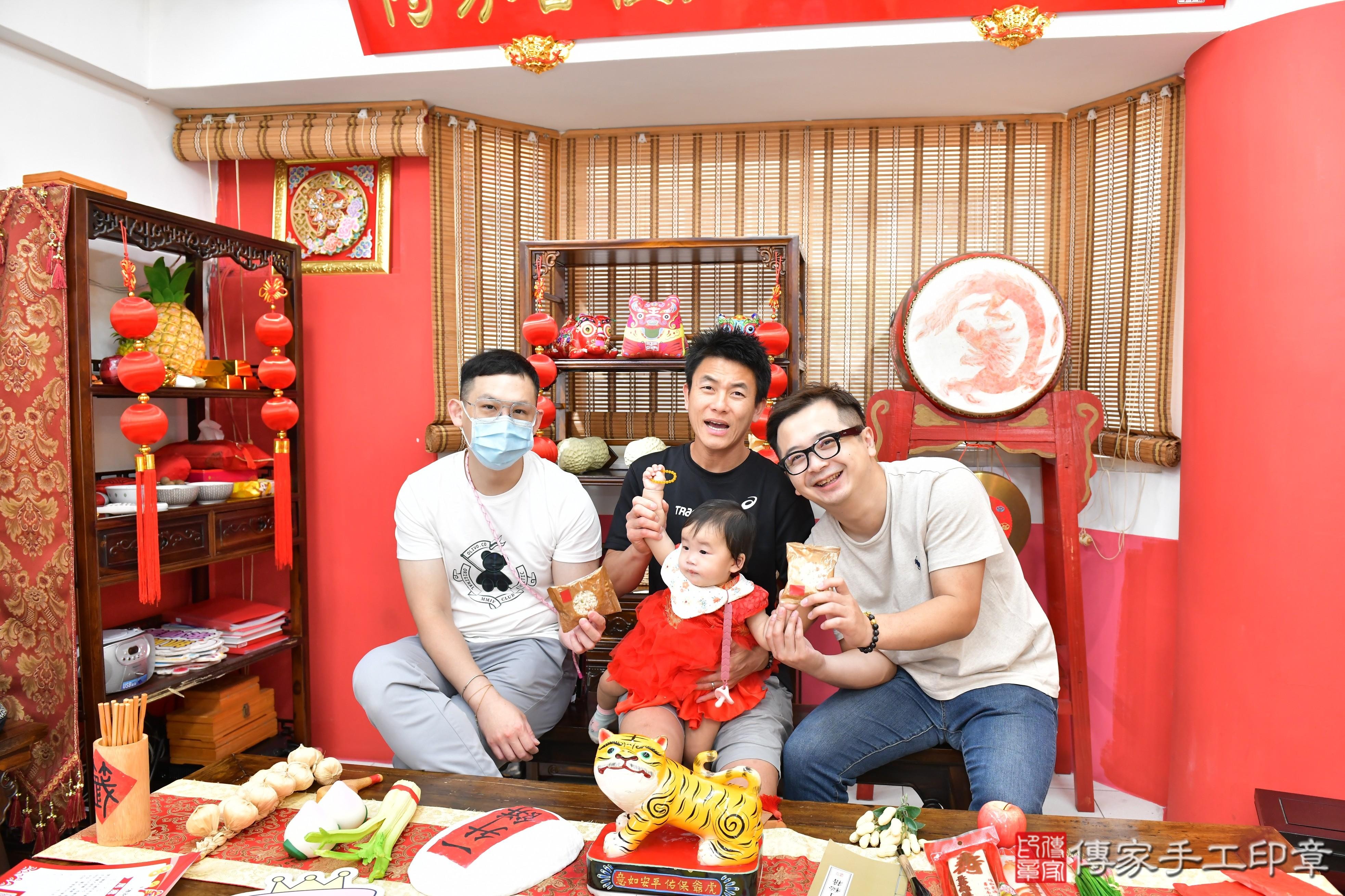 傳家手工印章高雄店、抓周、度晬、中國風會場、抓周道具物品、抓周證書、滿周歲、榕榕寶寶、高雄市、拍照、生日快樂