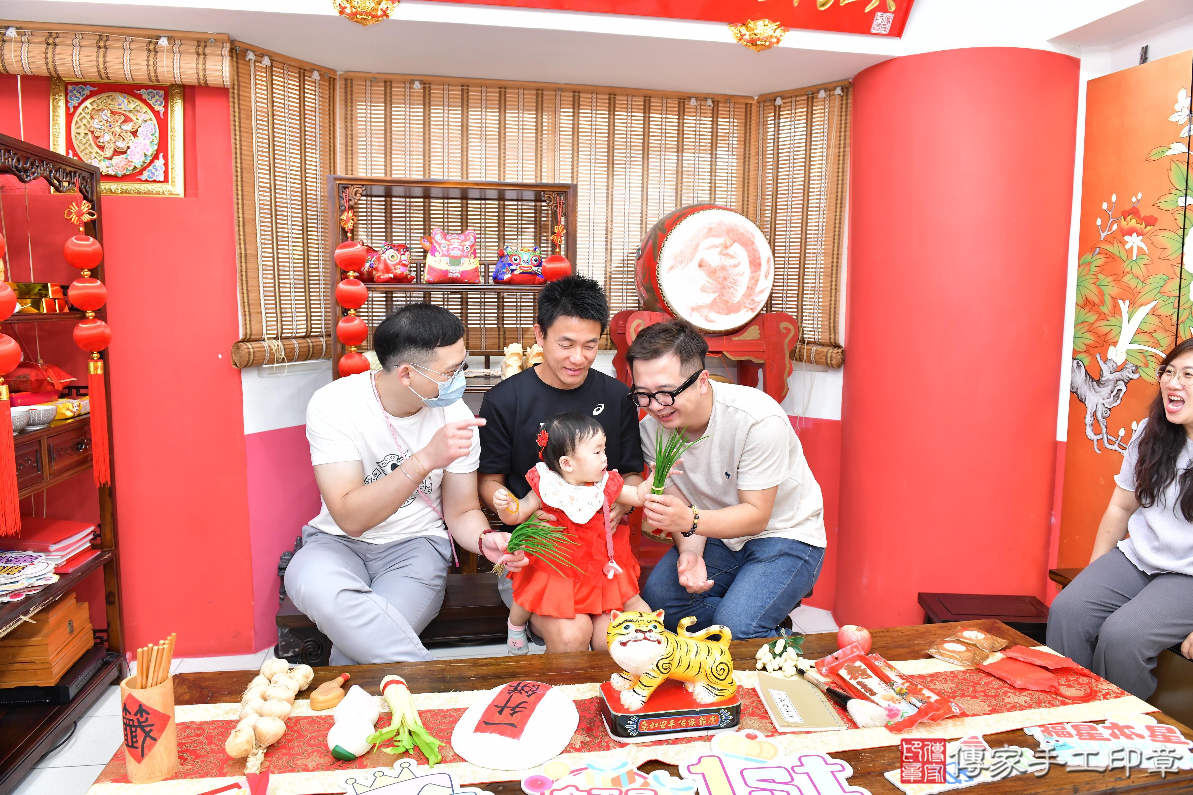 傳家手工印章高雄店、抓周、度晬、中國風會場、抓周道具物品、抓周證書、滿周歲、榕榕寶寶、高雄市、拍照、生日快樂