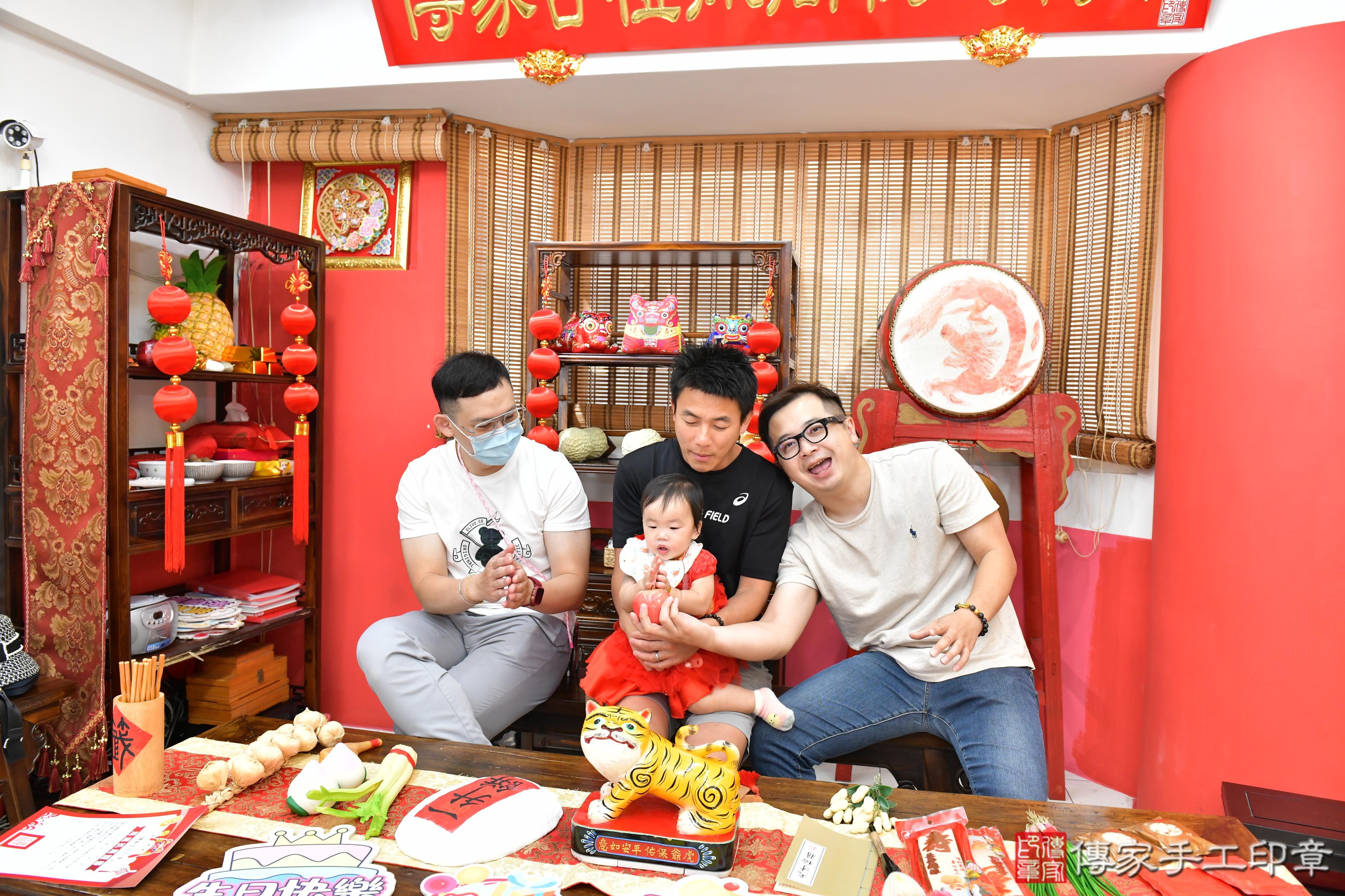 傳家手工印章高雄店、抓周、度晬、中國風會場、抓周道具物品、抓周證書、滿周歲、榕榕寶寶、高雄市、拍照、生日快樂