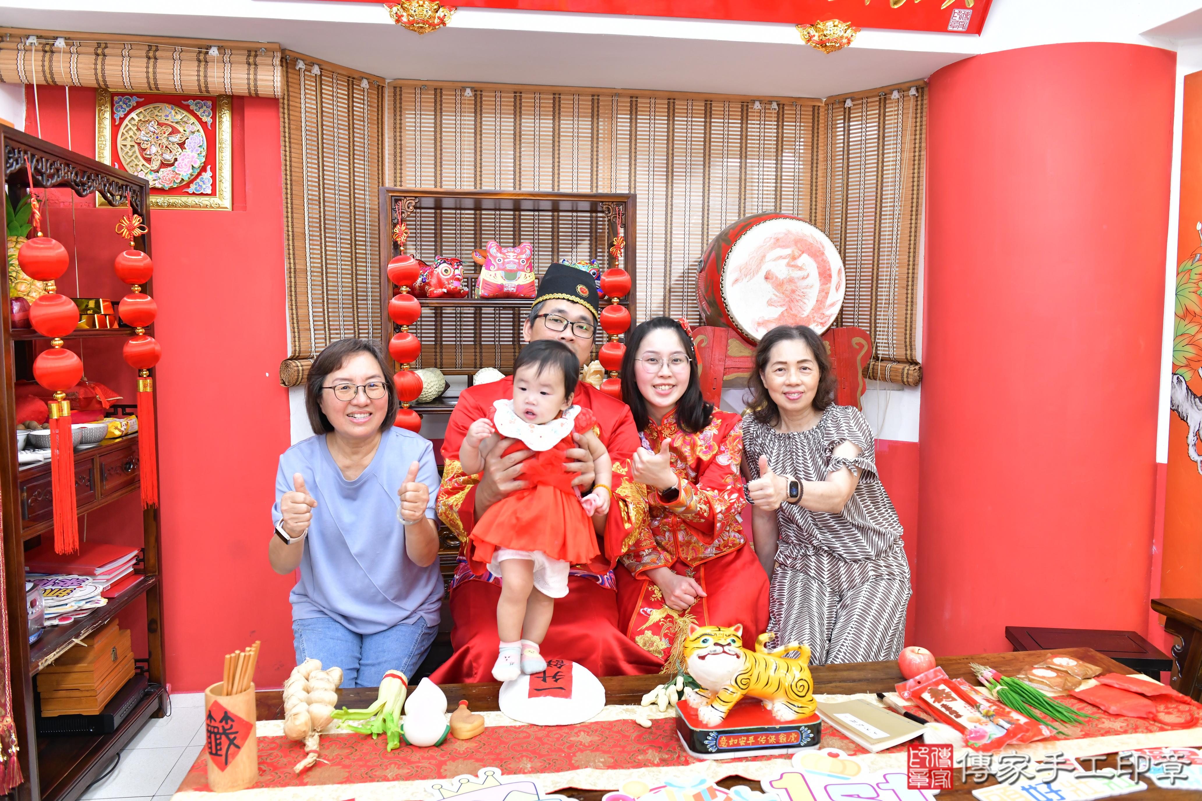 傳家手工印章高雄店、抓周、度晬、中國風會場、抓周道具物品、抓周證書、滿周歲、榕榕寶寶、高雄市、拍照、生日快樂