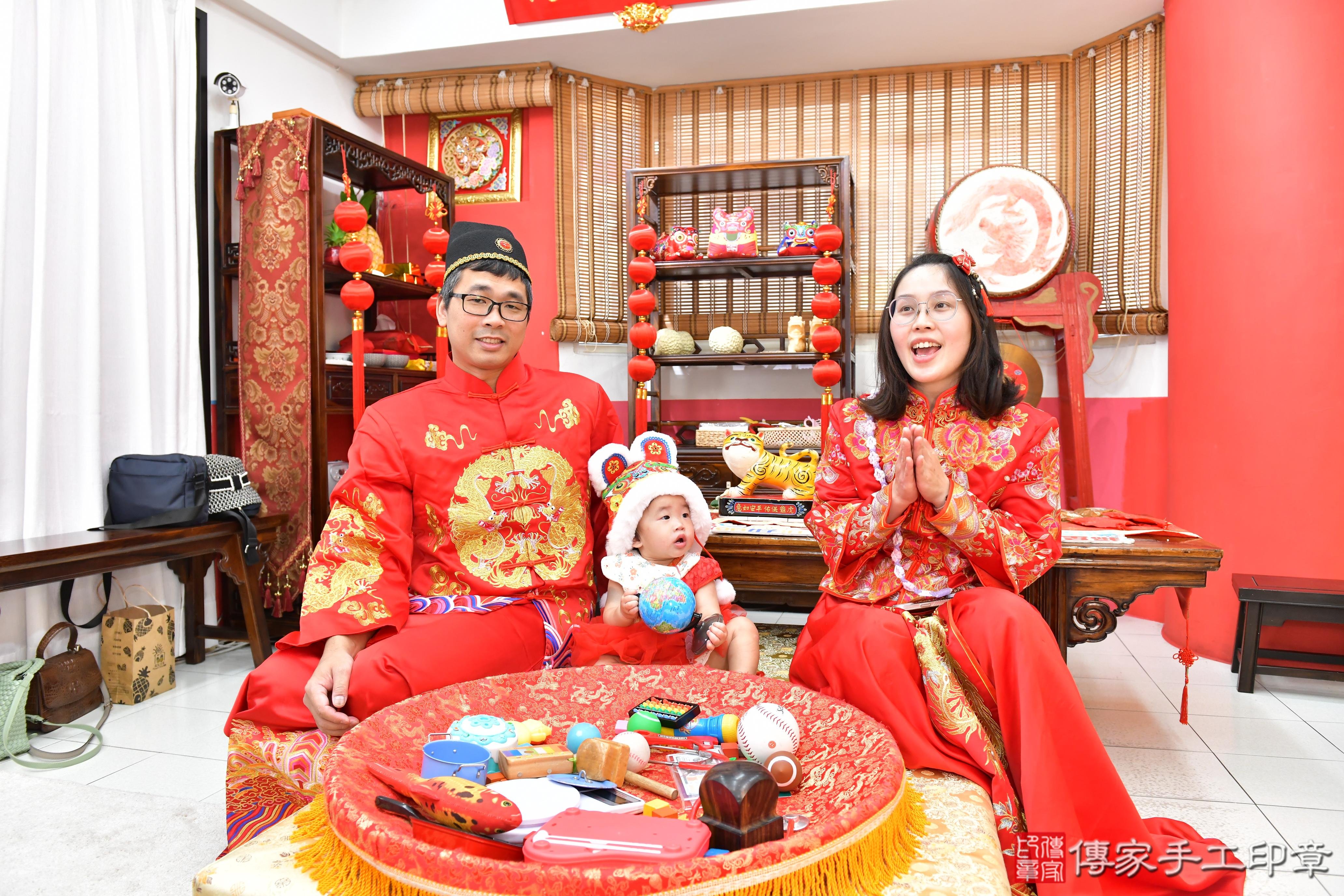 傳家手工印章高雄店、抓周、度晬、中國風會場、抓周道具物品、抓周證書、滿周歲、榕榕寶寶、高雄市、拍照、生日快樂