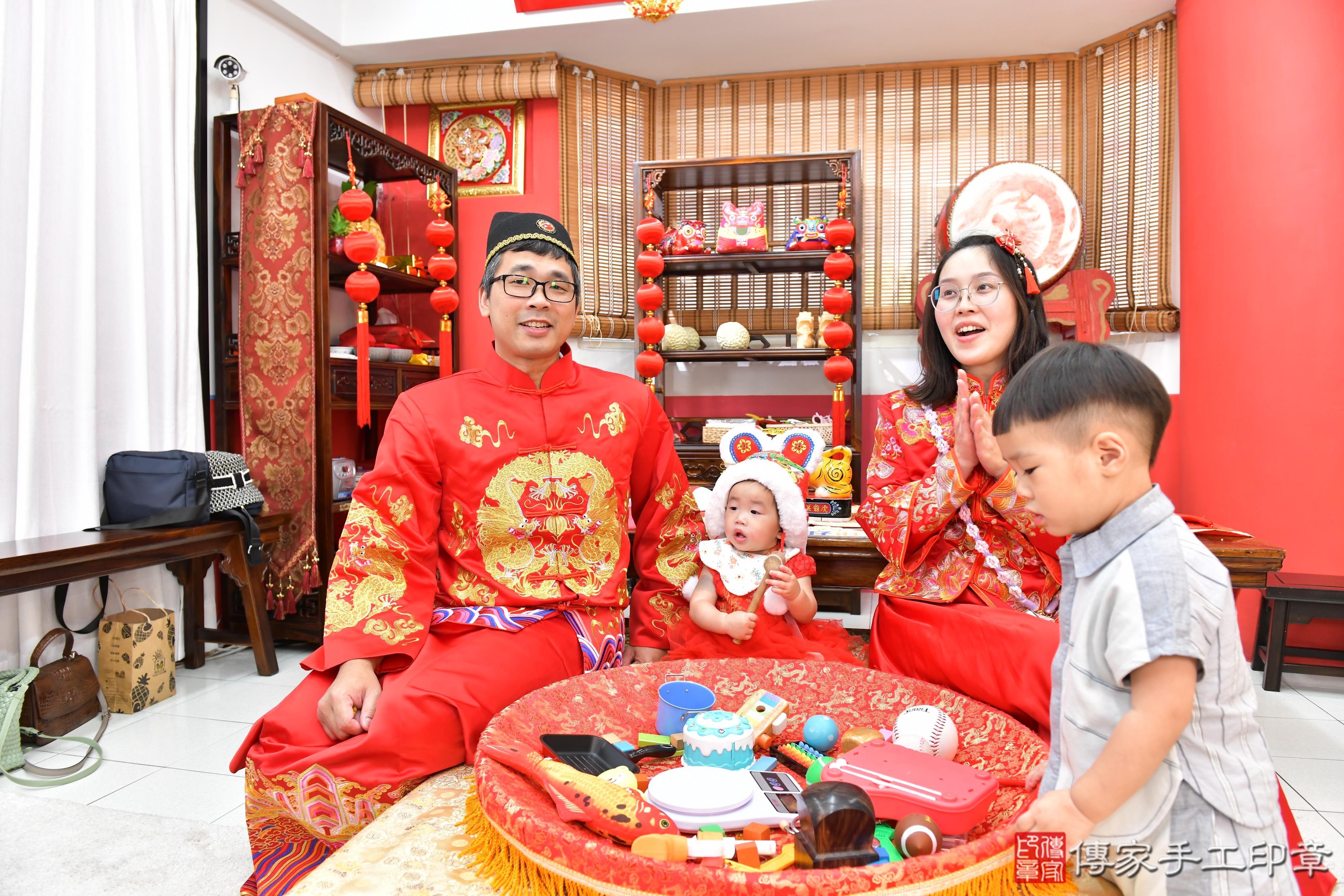 傳家手工印章高雄店、抓周、度晬、中國風會場、抓周道具物品、抓周證書、滿周歲、榕榕寶寶、高雄市、拍照、生日快樂