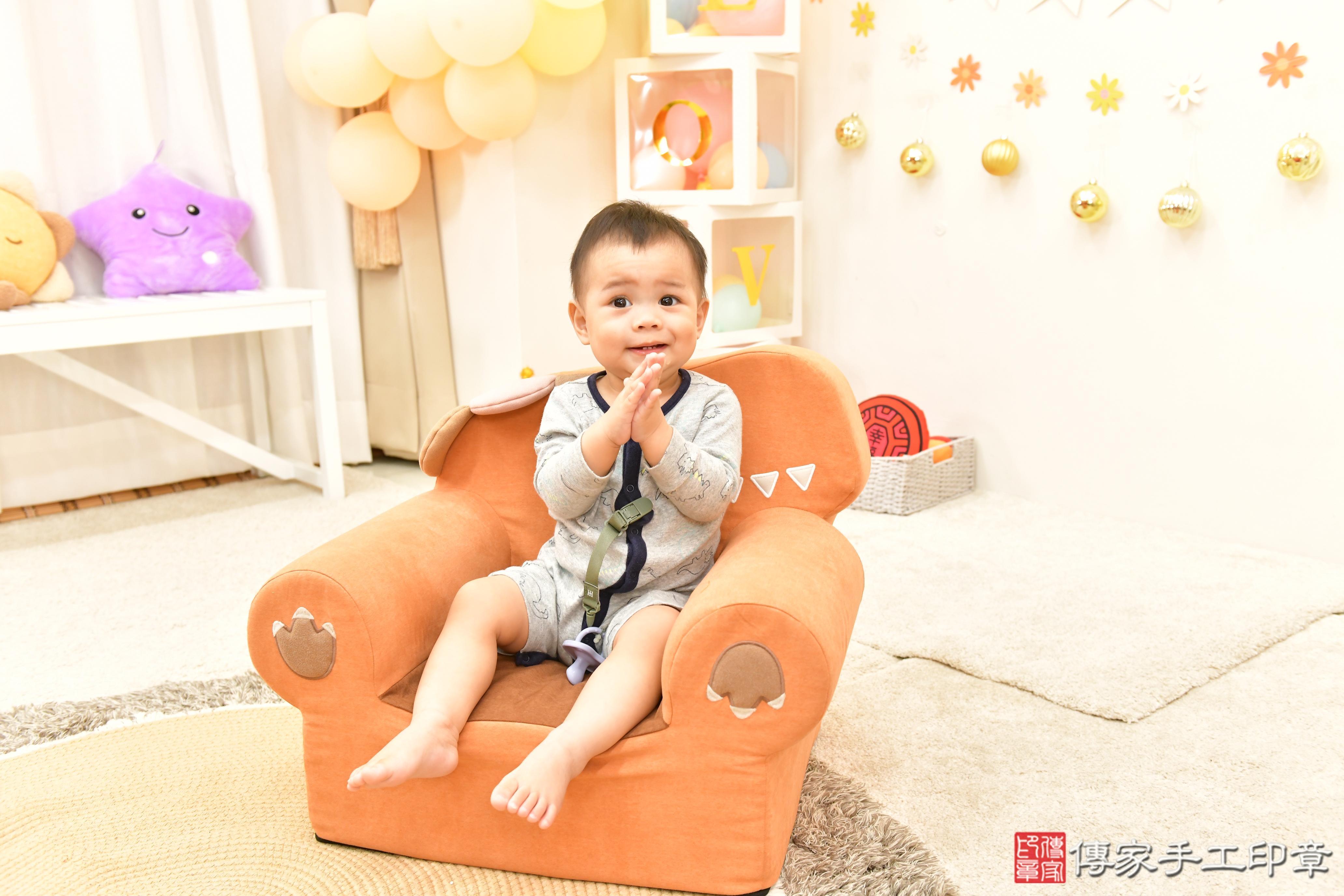 傳家手工印章高雄店、抓周、度晬、中國風會場、抓周道具物品、抓周證書、滿周歲、小藝寶寶、高雄市、拍照、生日快樂