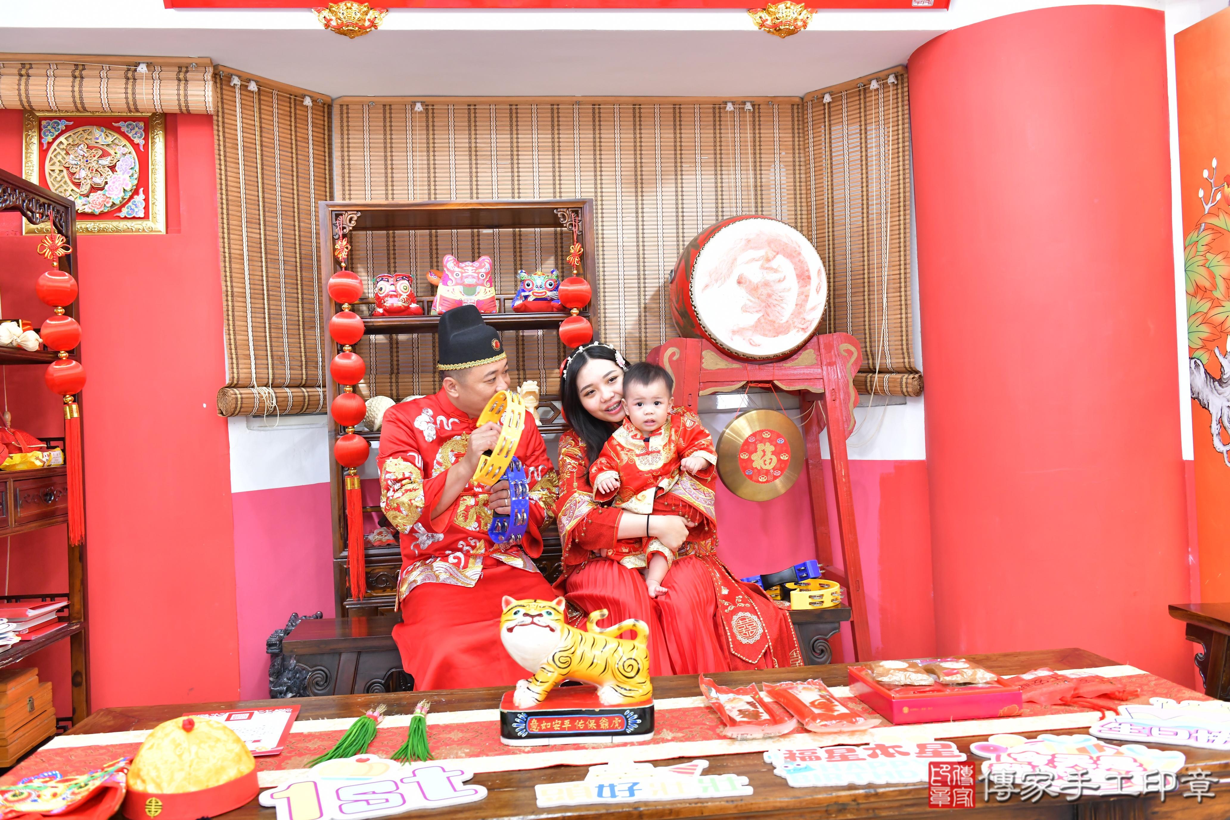 傳家手工印章高雄店、抓周、度晬、中國風會場、抓周道具物品、抓周證書、滿周歲、小藝寶寶、高雄市、拍照、生日快樂