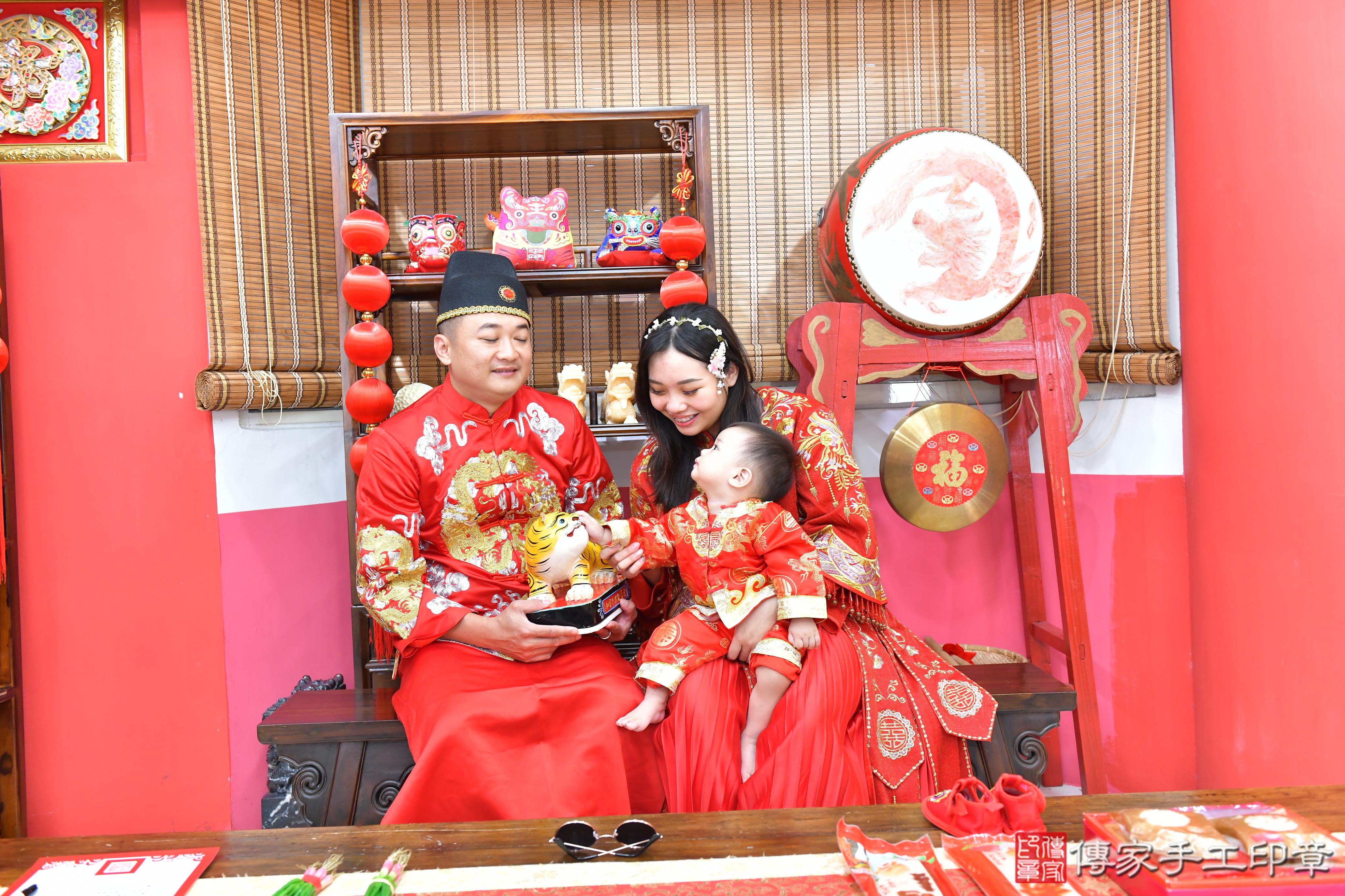 傳家手工印章高雄店、抓周、度晬、中國風會場、抓周道具物品、抓周證書、滿周歲、小藝寶寶、高雄市、拍照、生日快樂