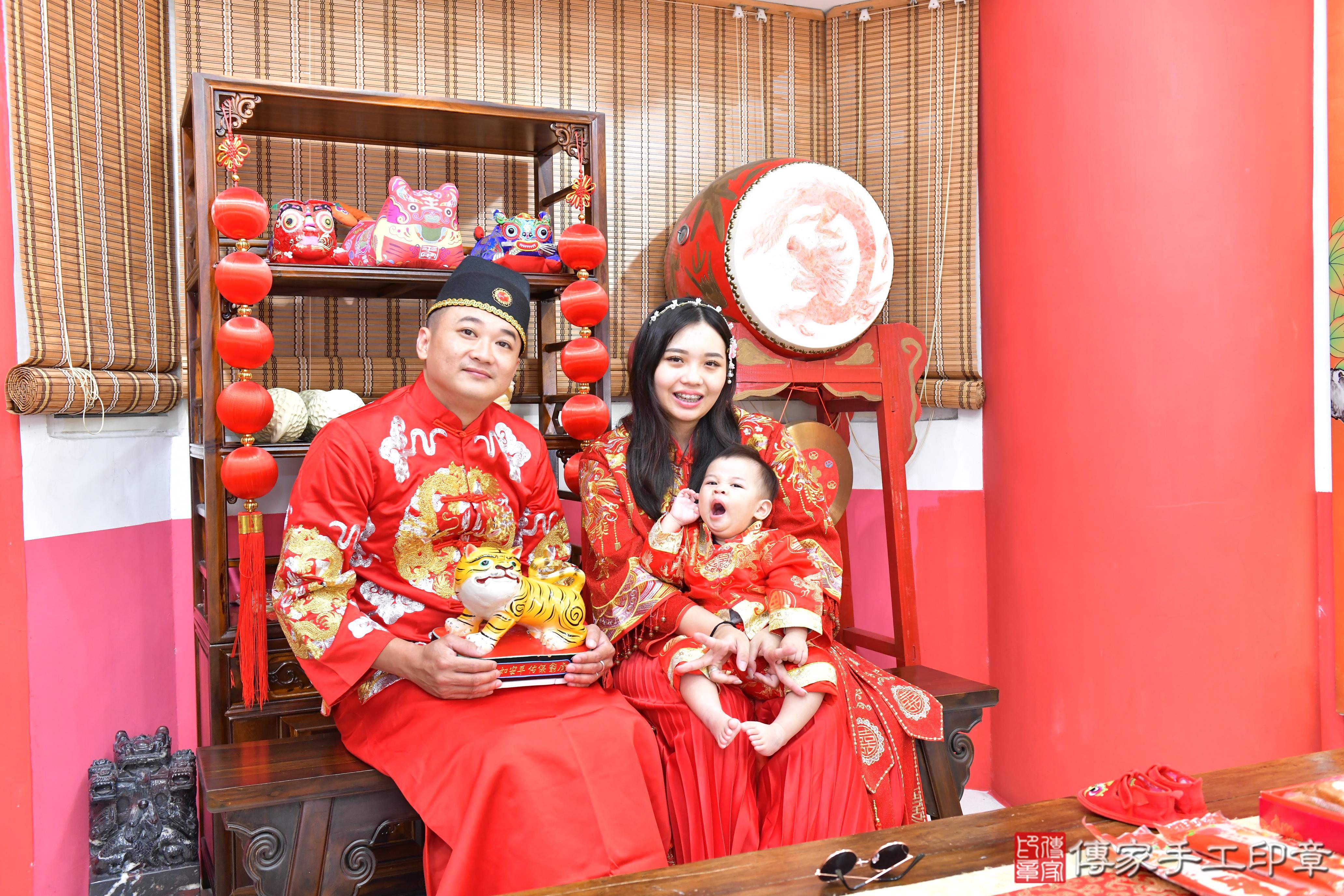 傳家手工印章高雄店、抓周、度晬、中國風會場、抓周道具物品、抓周證書、滿周歲、小藝寶寶、高雄市、拍照、生日快樂