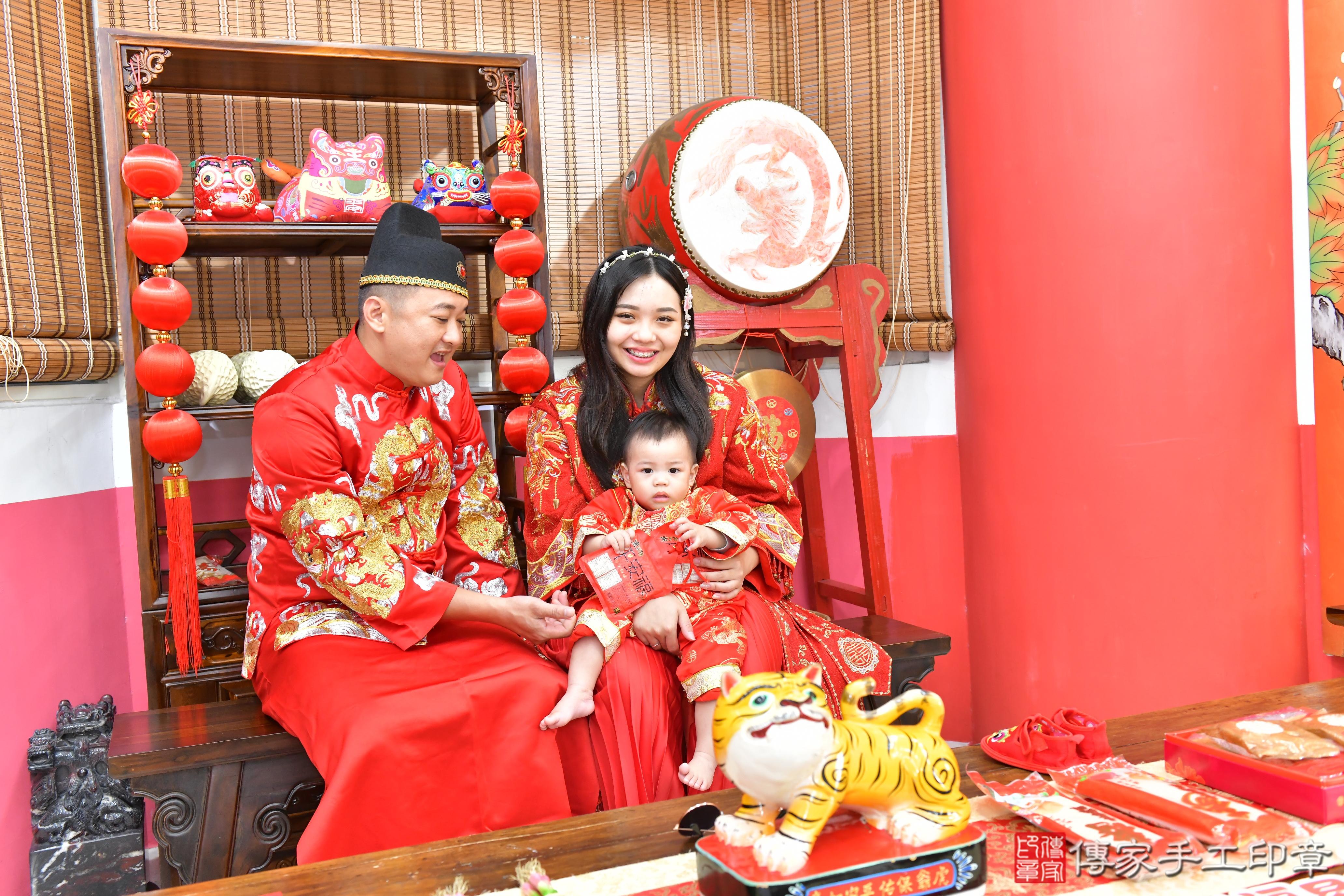 傳家手工印章高雄店、抓周、度晬、中國風會場、抓周道具物品、抓周證書、滿周歲、小藝寶寶、高雄市、拍照、生日快樂