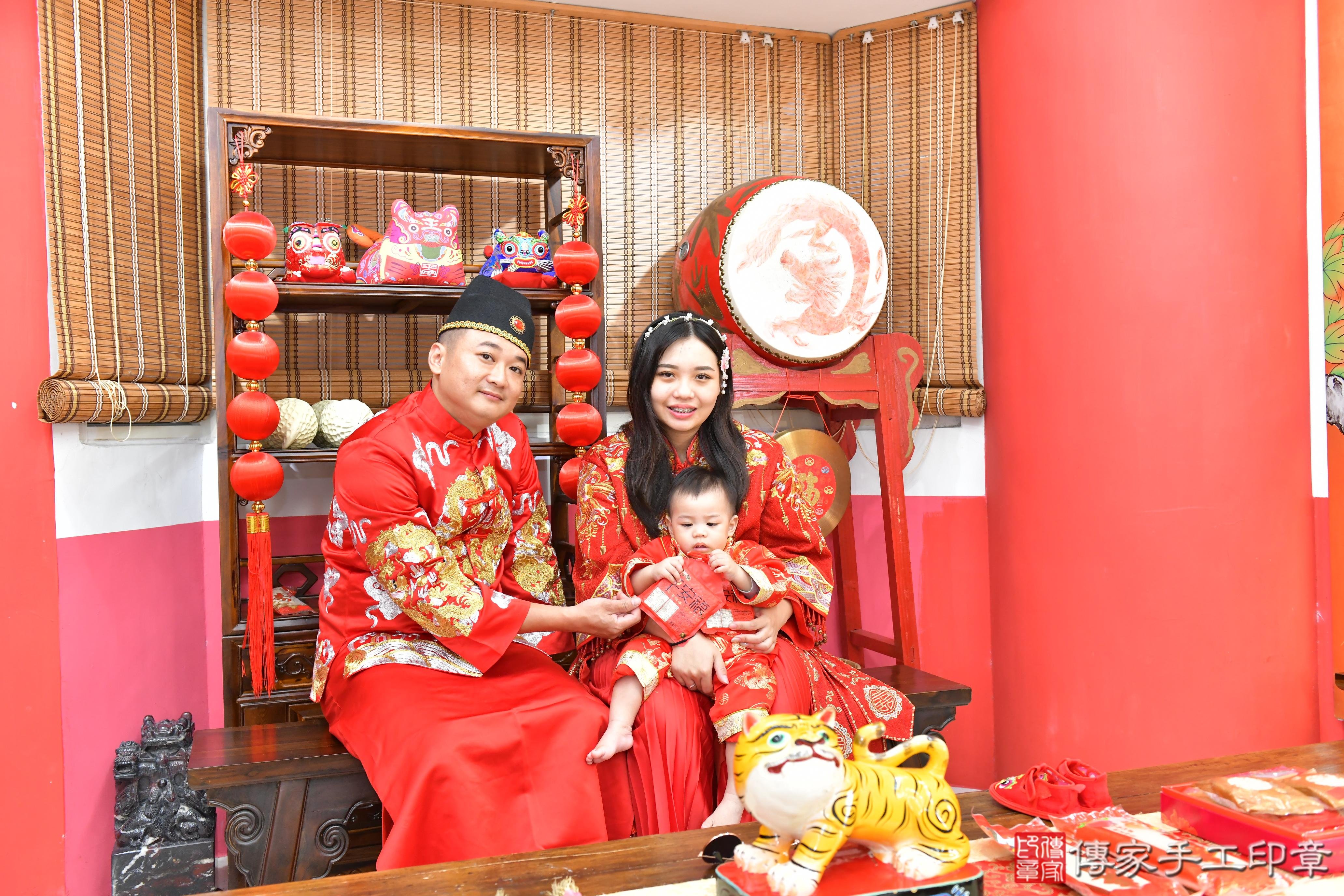 傳家手工印章高雄店、抓周、度晬、中國風會場、抓周道具物品、抓周證書、滿周歲、小藝寶寶、高雄市、拍照、生日快樂