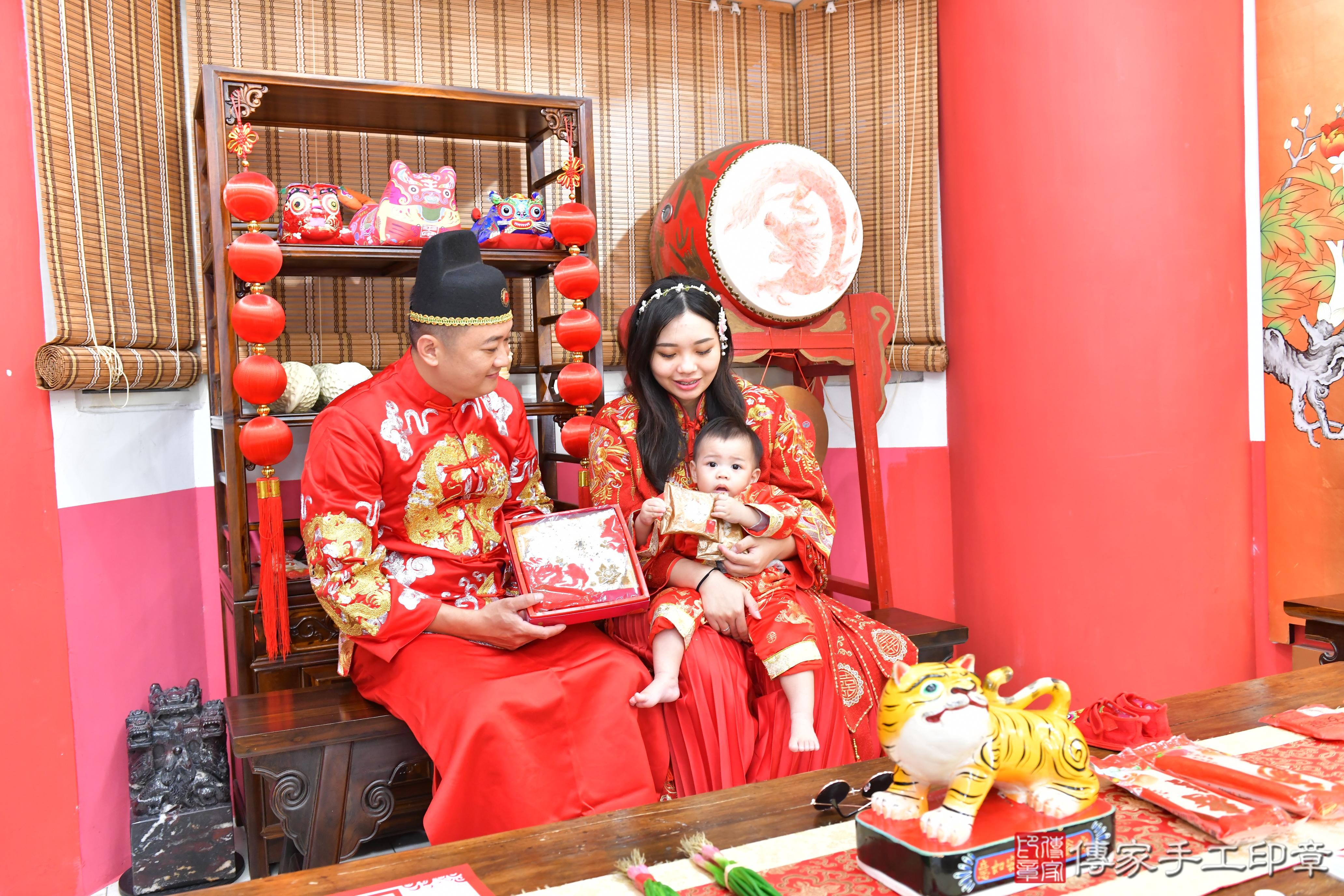 傳家手工印章高雄店、抓周、度晬、中國風會場、抓周道具物品、抓周證書、滿周歲、小藝寶寶、高雄市、拍照、生日快樂