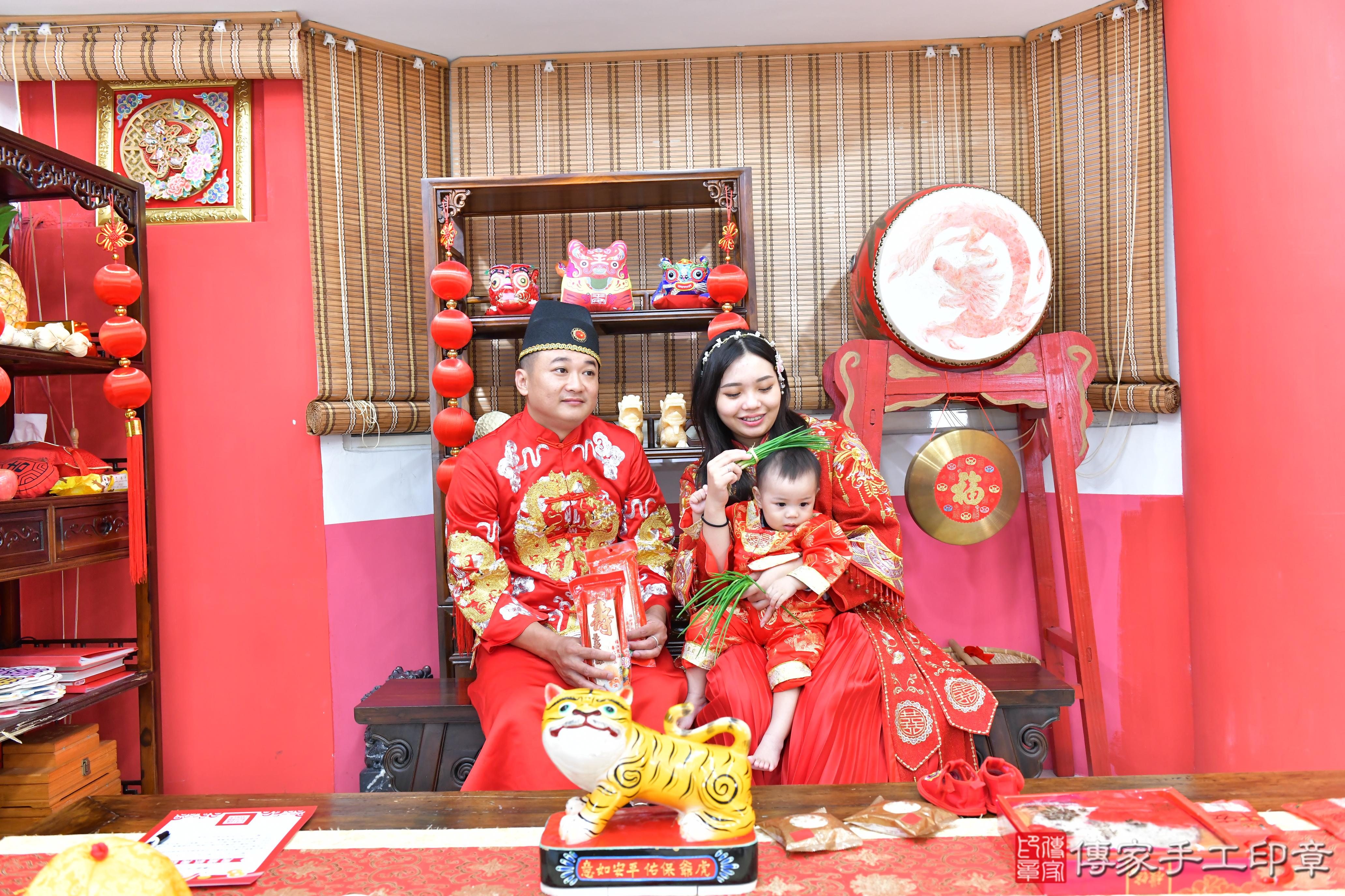 傳家手工印章高雄店、抓周、度晬、中國風會場、抓周道具物品、抓周證書、滿周歲、小藝寶寶、高雄市、拍照、生日快樂