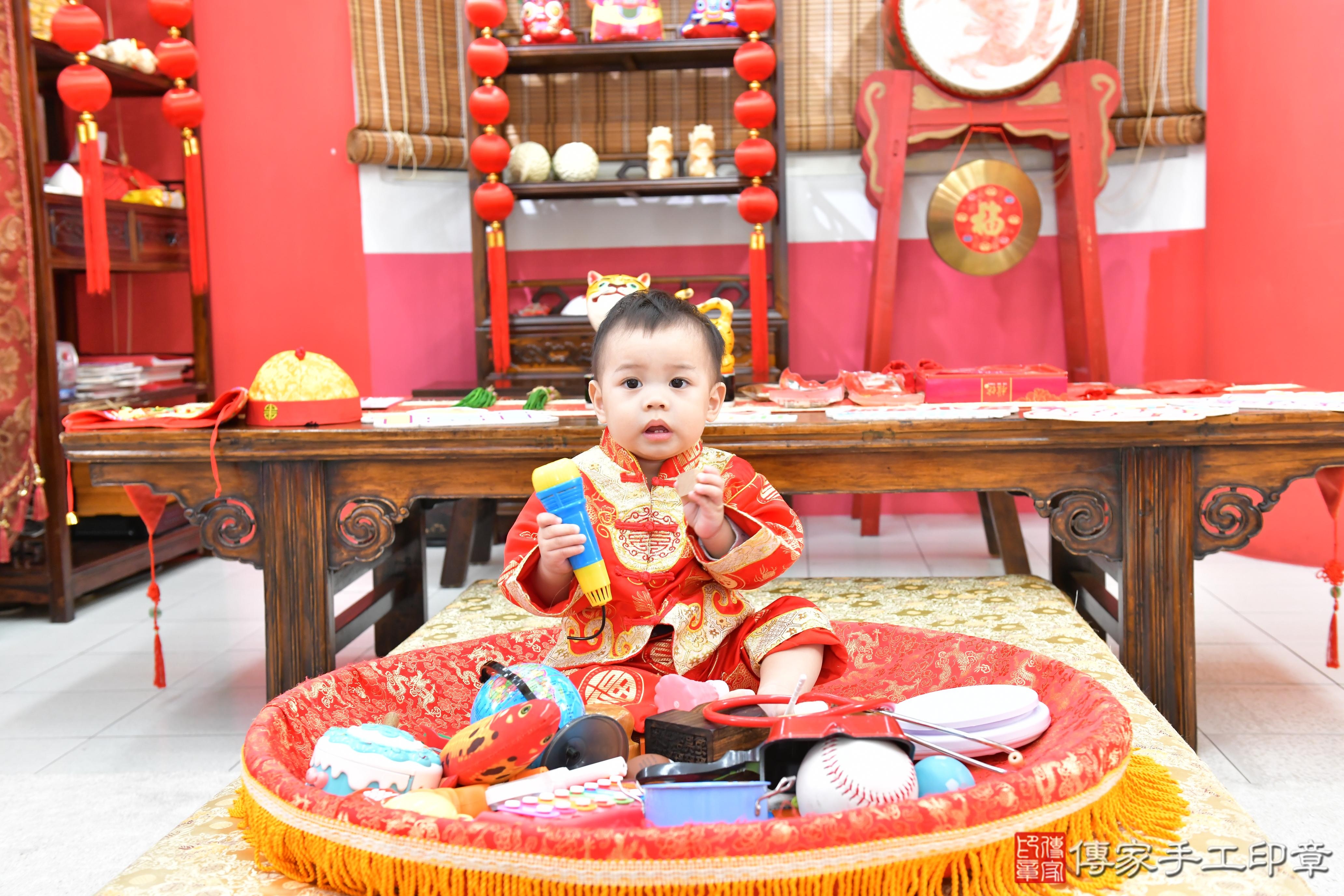 傳家手工印章高雄店、抓周、度晬、中國風會場、抓周道具物品、抓周證書、滿周歲、小藝寶寶、高雄市、拍照、生日快樂