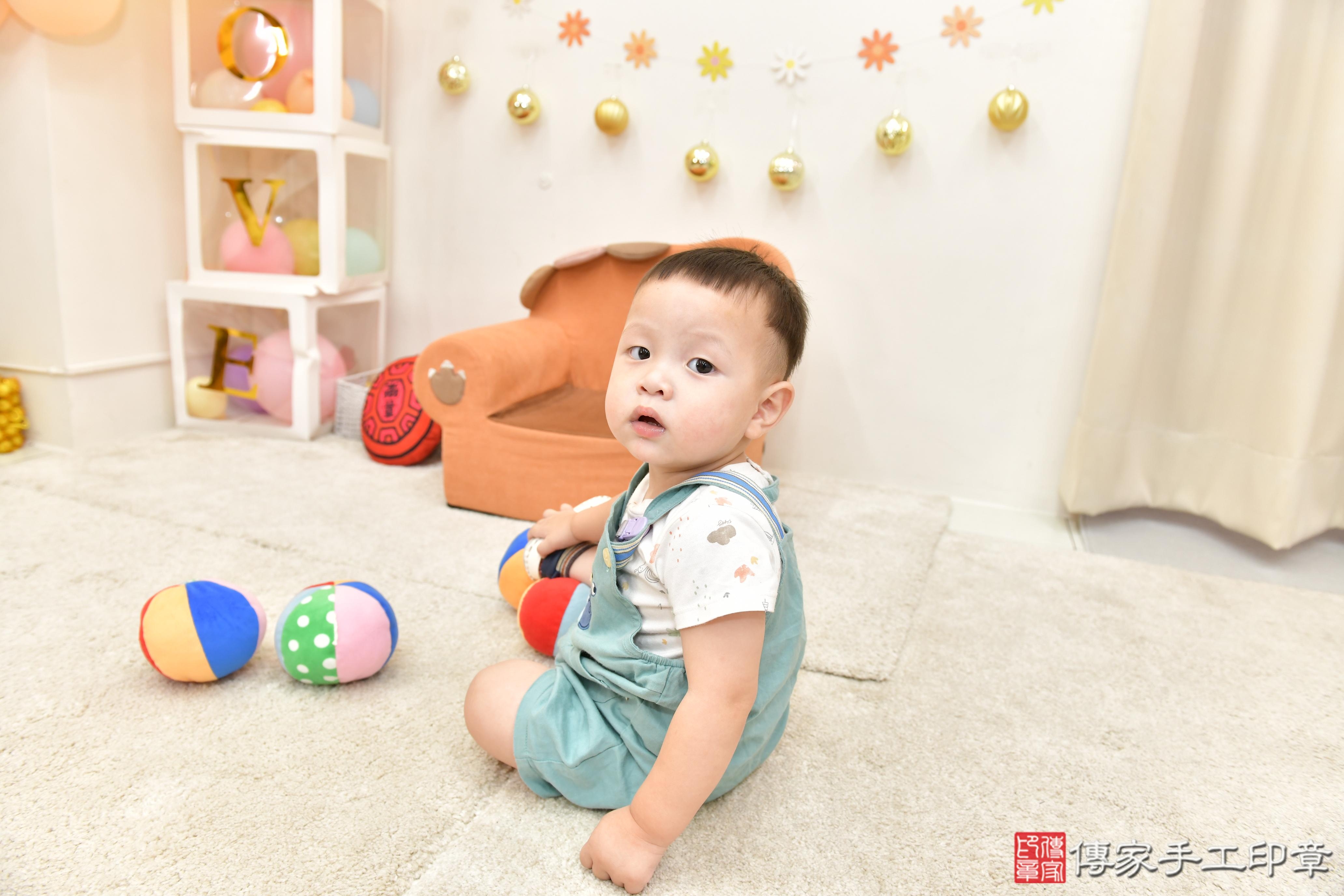 傳家手工印章高雄店、抓周、度晬、中國風會場、抓周道具物品、抓周證書、滿周歲、小允寶寶、高雄市、拍照、生日快樂