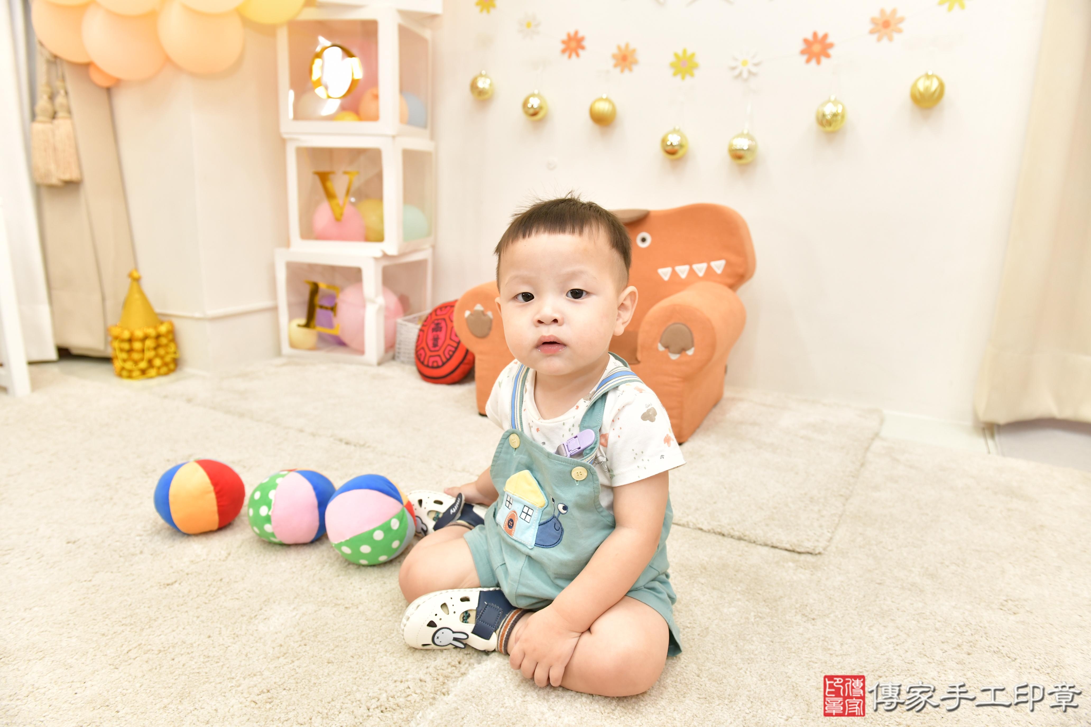 傳家手工印章高雄店、抓周、度晬、中國風會場、抓周道具物品、抓周證書、滿周歲、小允寶寶、高雄市、拍照、生日快樂