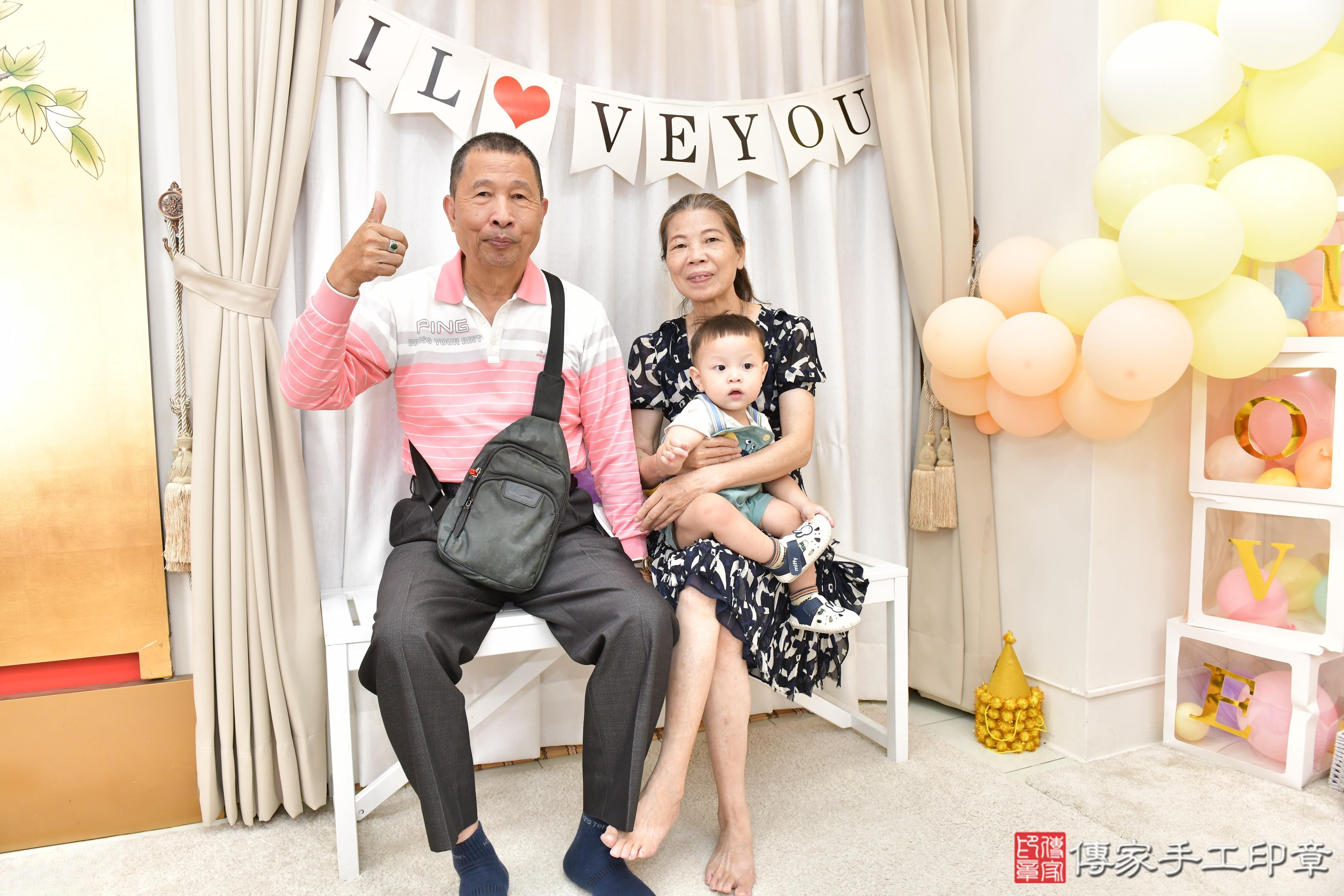 傳家手工印章高雄店、抓周、度晬、中國風會場、抓周道具物品、抓周證書、滿周歲、小允寶寶、高雄市、拍照、生日快樂