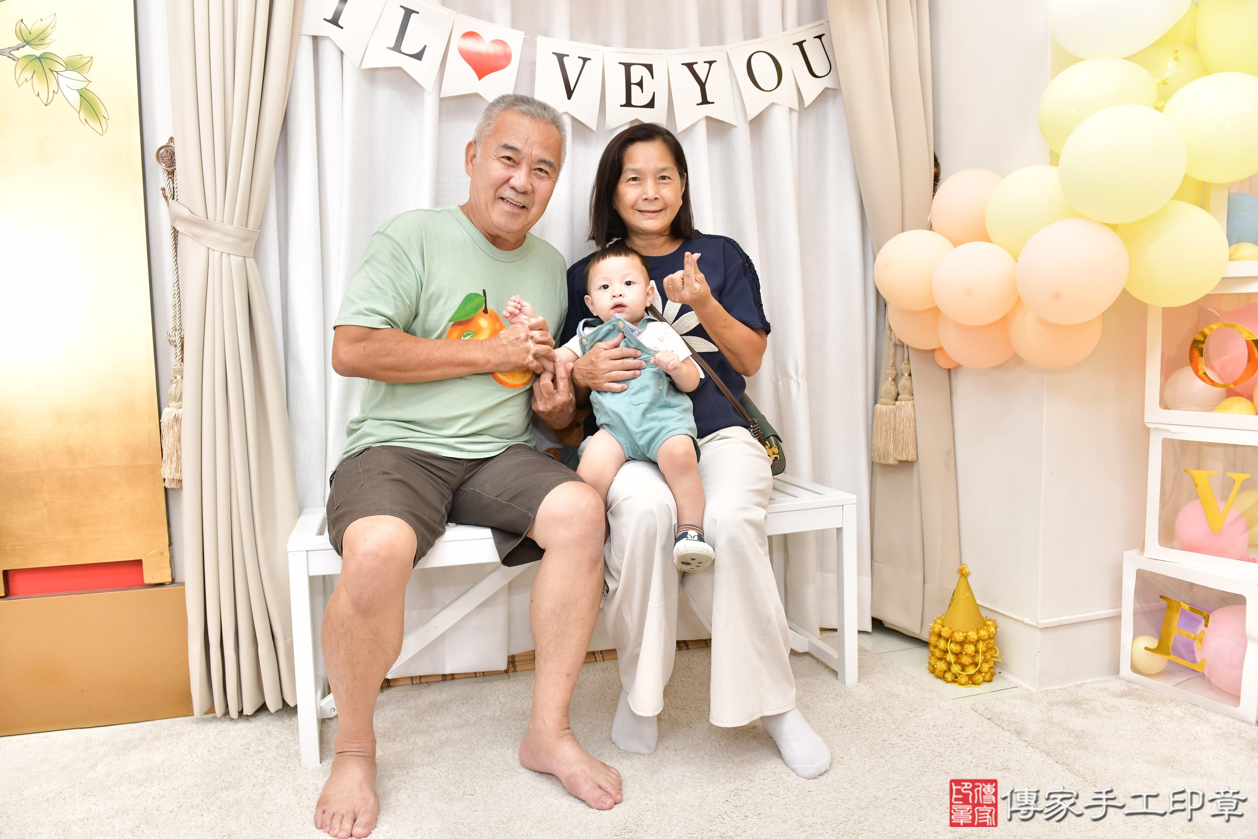 傳家手工印章高雄店、抓周、度晬、中國風會場、抓周道具物品、抓周證書、滿周歲、小允寶寶、高雄市、拍照、生日快樂