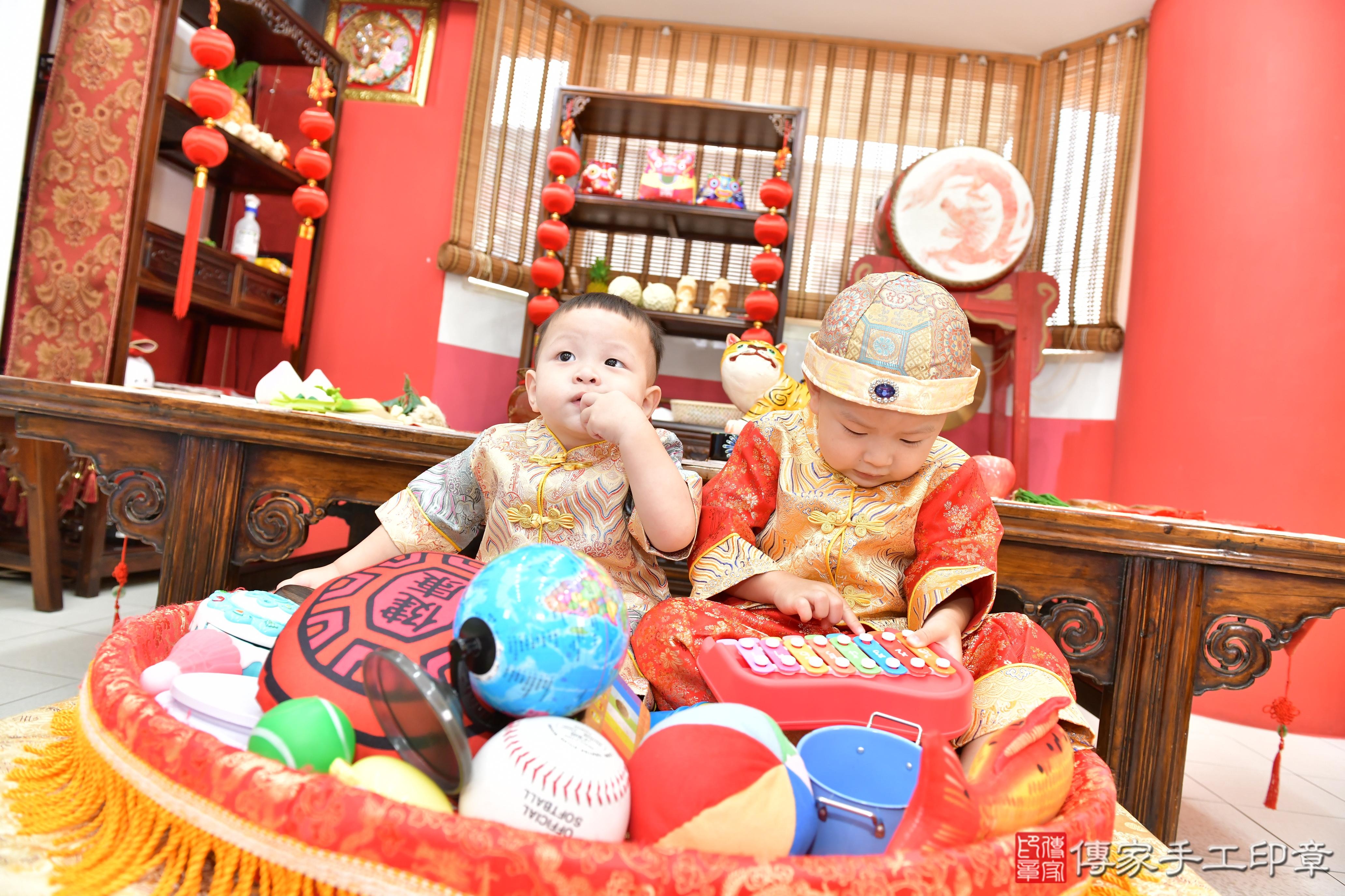 傳家手工印章高雄店、抓周、度晬、中國風會場、抓周道具物品、抓周證書、滿周歲、小允寶寶、高雄市、拍照、生日快樂
