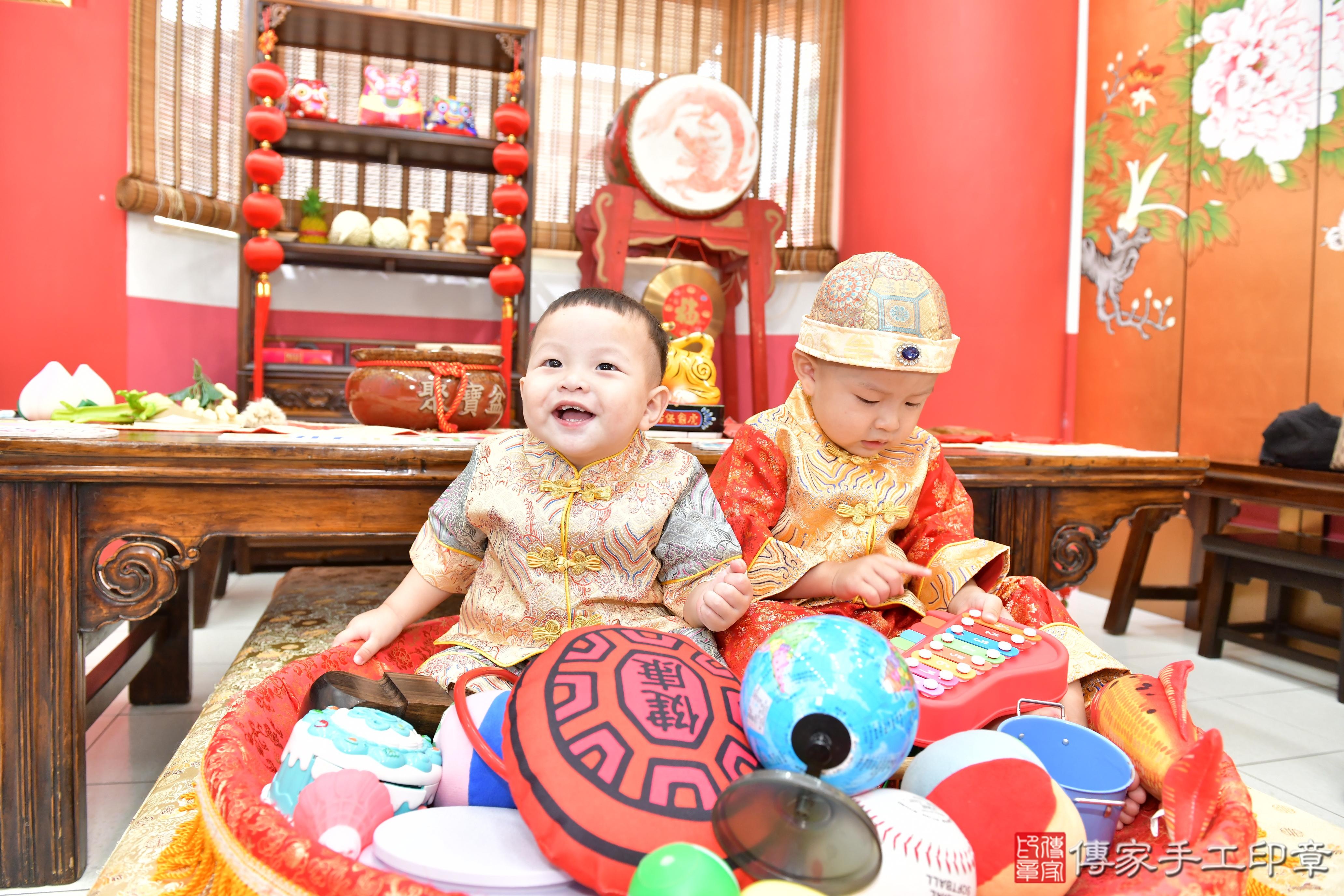 傳家手工印章高雄店、抓周、度晬、中國風會場、抓周道具物品、抓周證書、滿周歲、小允寶寶、高雄市、拍照、生日快樂