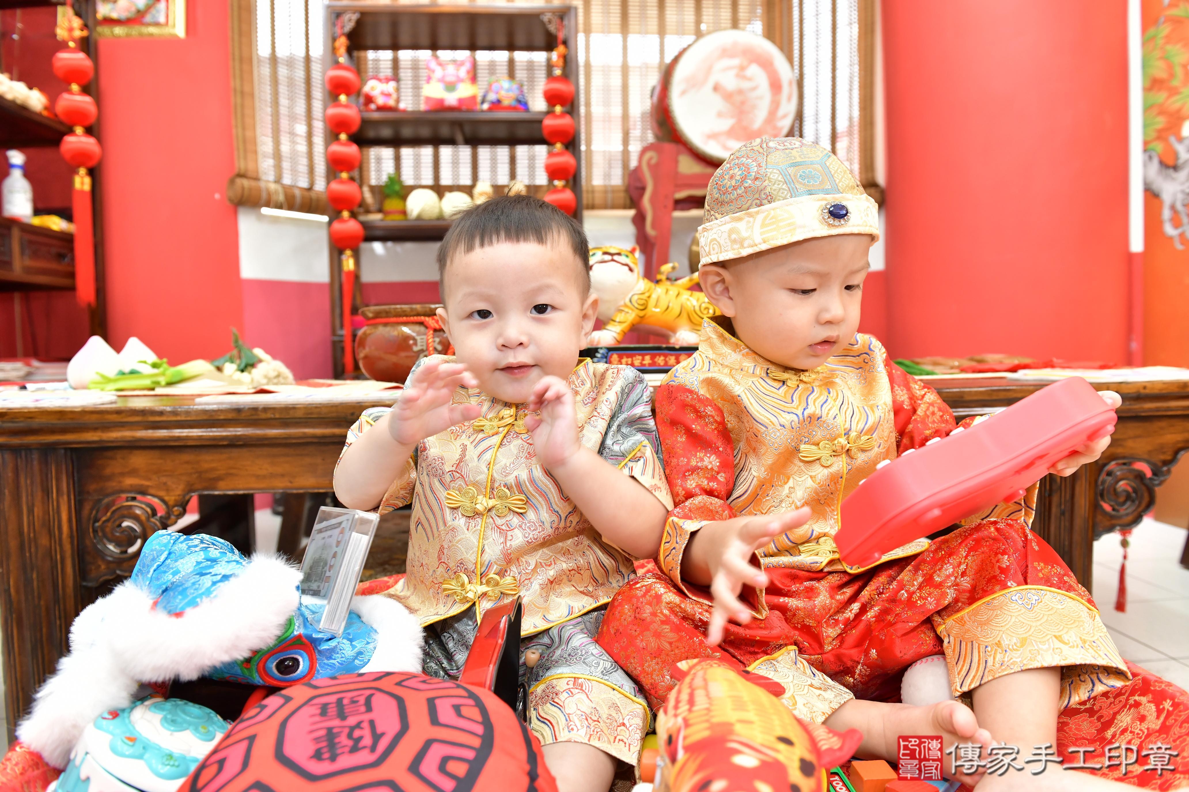 傳家手工印章高雄店、抓周、度晬、中國風會場、抓周道具物品、抓周證書、滿周歲、小允寶寶、高雄市、拍照、生日快樂