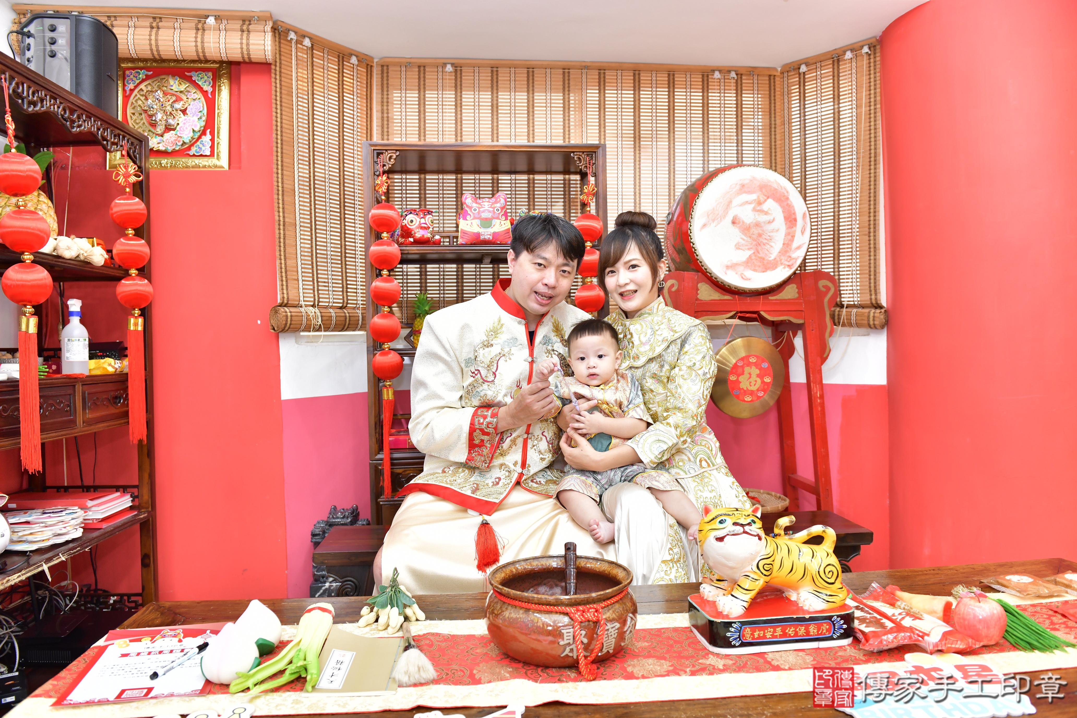 傳家手工印章高雄店、抓周、度晬、中國風會場、抓周道具物品、抓周證書、滿周歲、小允寶寶、高雄市、拍照、生日快樂