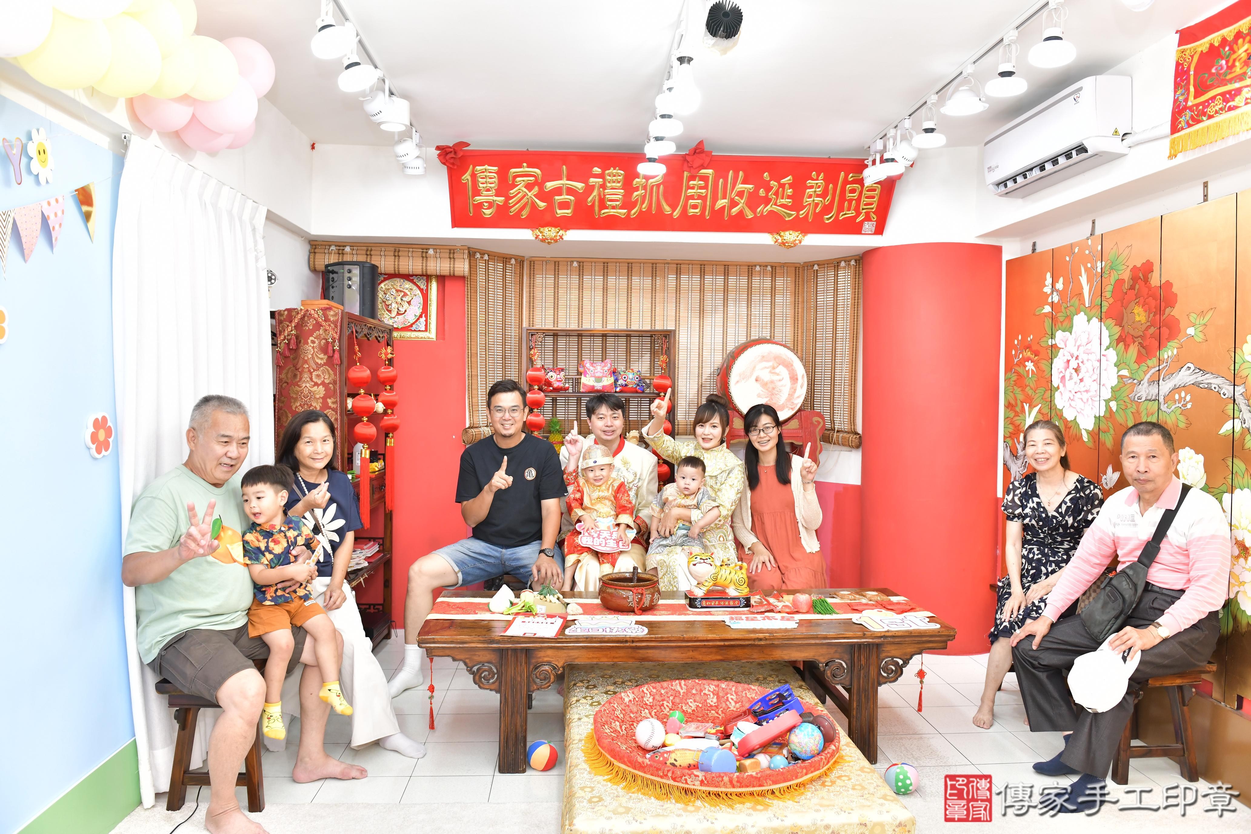 傳家手工印章高雄店、抓周、度晬、中國風會場、抓周道具物品、抓周證書、滿周歲、小允寶寶、高雄市、拍照、生日快樂