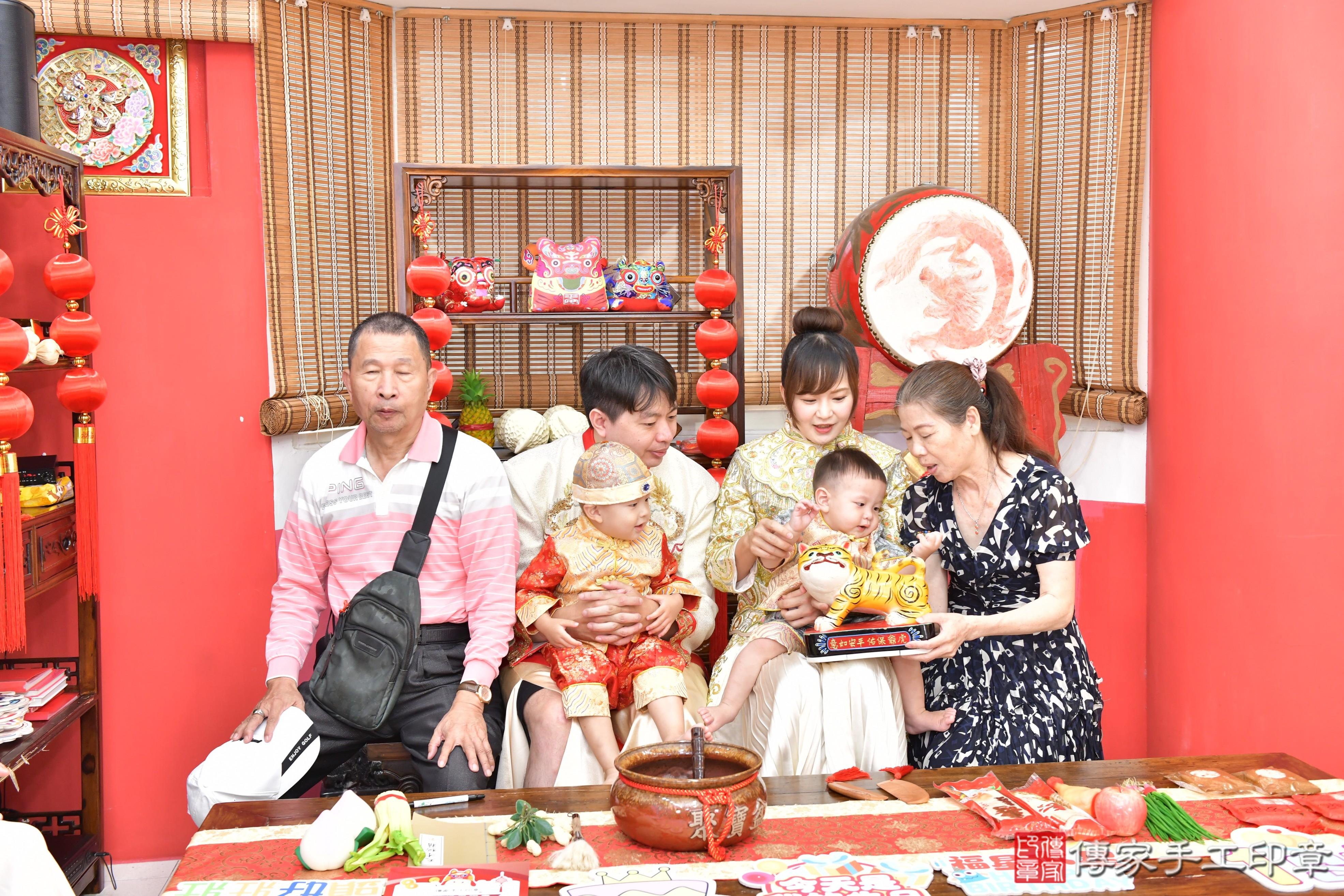 傳家手工印章高雄店、抓周、度晬、中國風會場、抓周道具物品、抓周證書、滿周歲、小允寶寶、高雄市、拍照、生日快樂