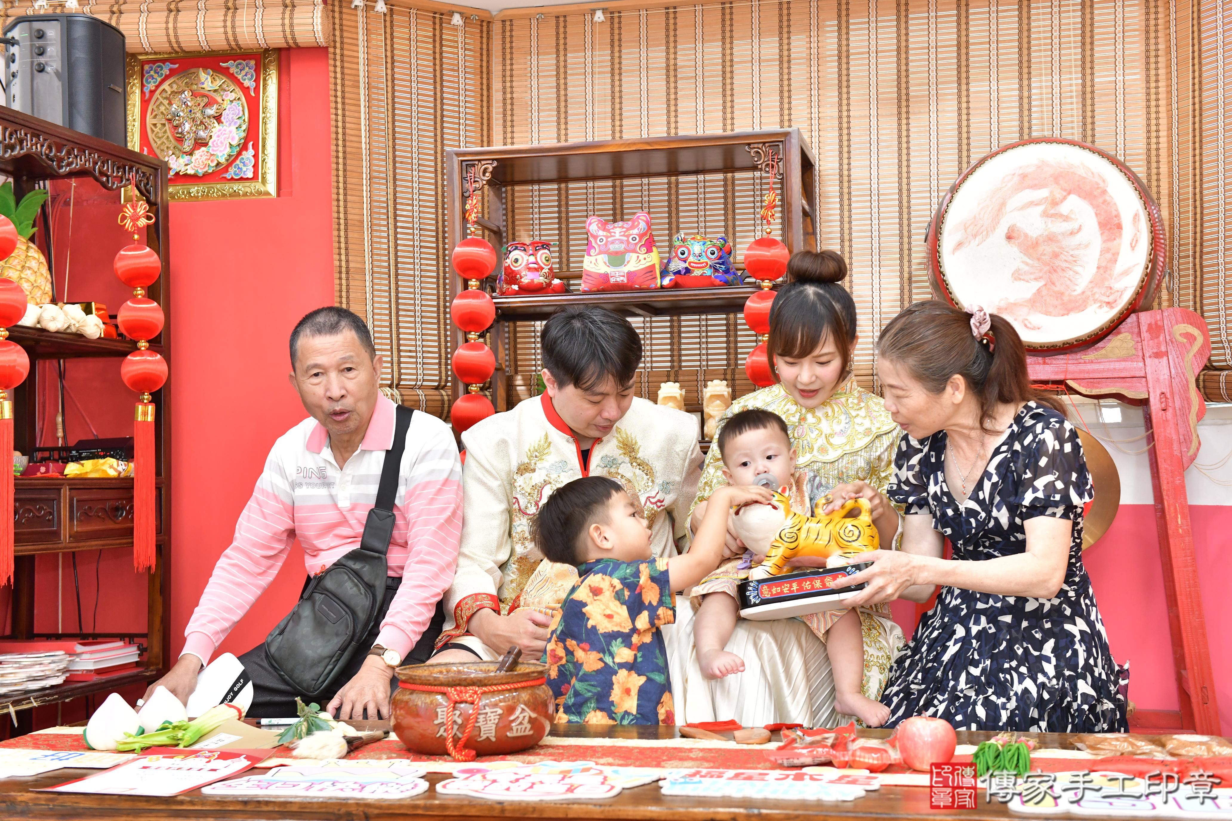 傳家手工印章高雄店、抓周、度晬、中國風會場、抓周道具物品、抓周證書、滿周歲、小允寶寶、高雄市、拍照、生日快樂