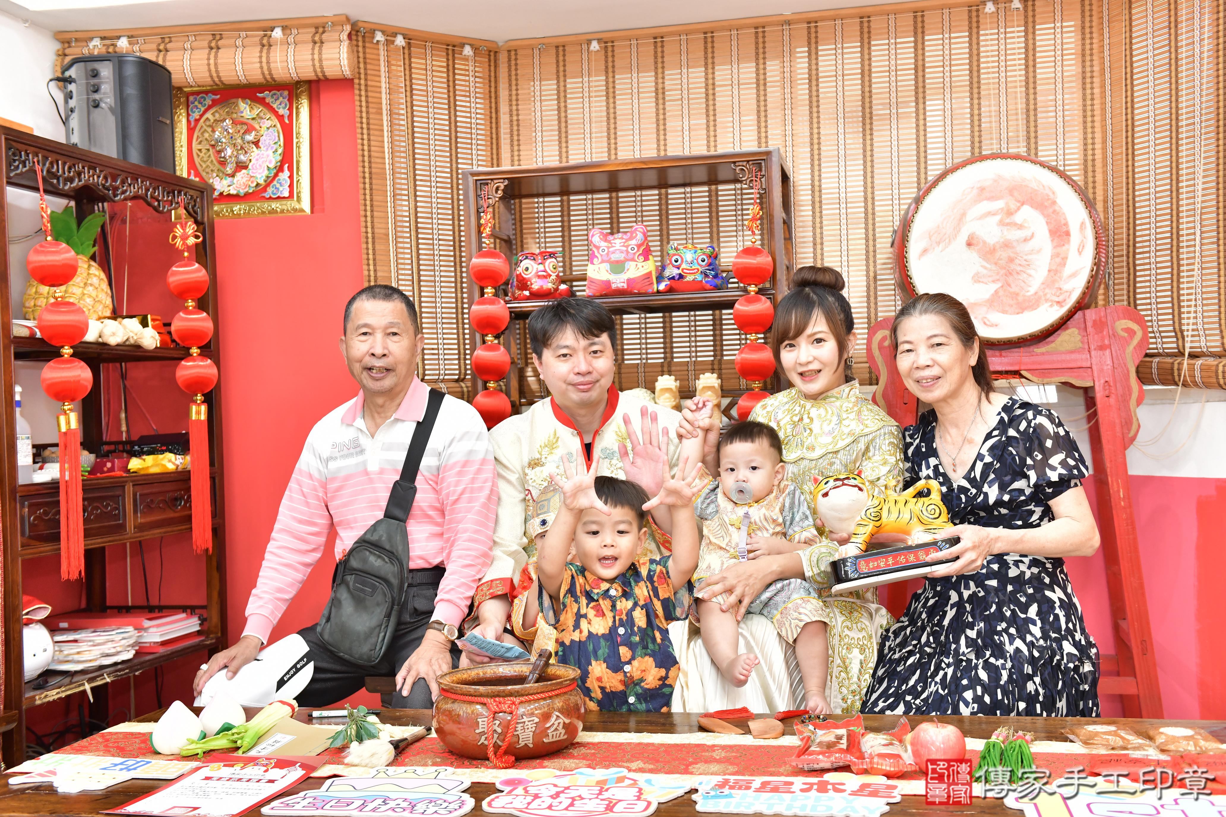 傳家手工印章高雄店、抓周、度晬、中國風會場、抓周道具物品、抓周證書、滿周歲、小允寶寶、高雄市、拍照、生日快樂