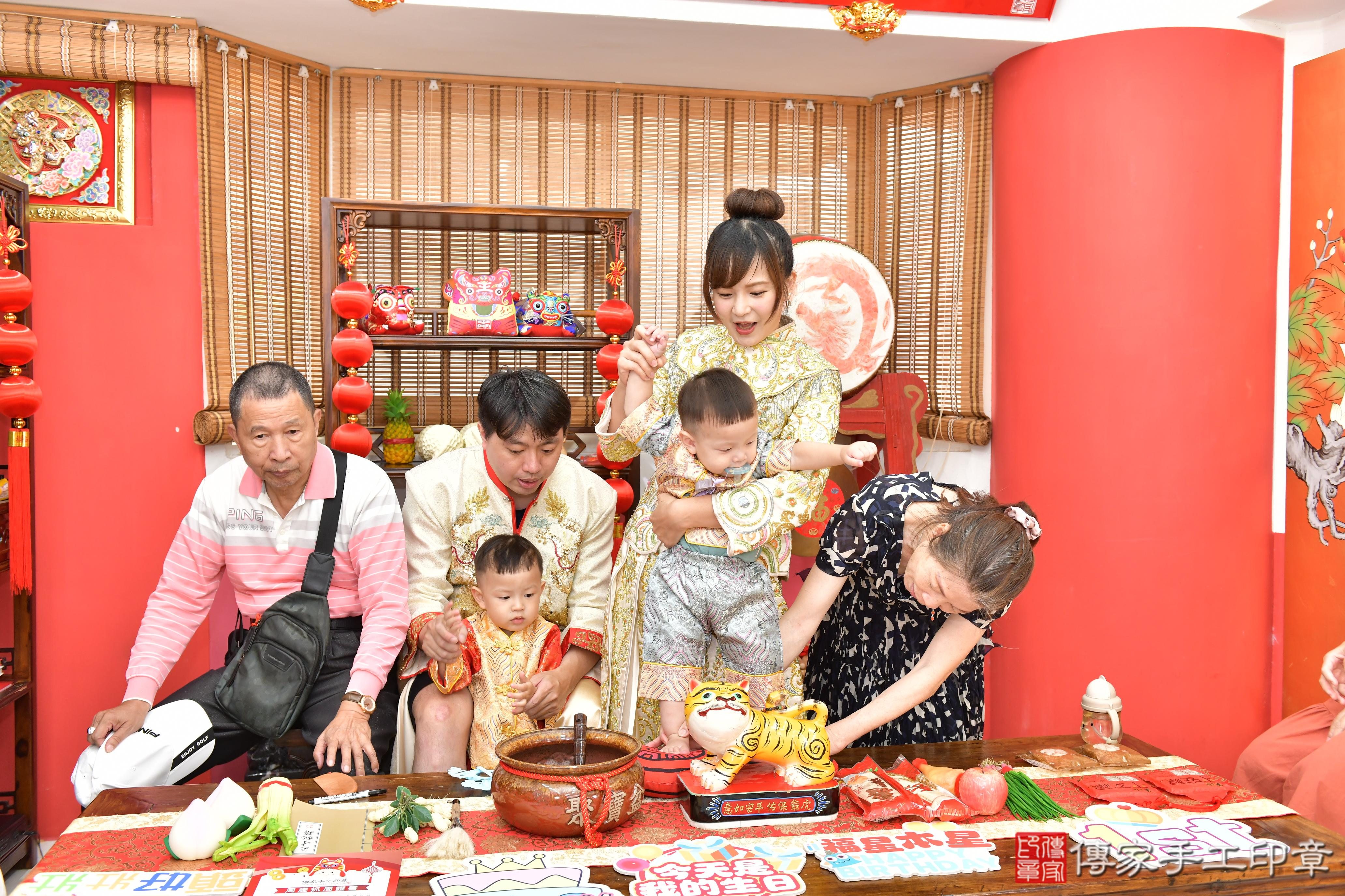傳家手工印章高雄店、抓周、度晬、中國風會場、抓周道具物品、抓周證書、滿周歲、小允寶寶、高雄市、拍照、生日快樂