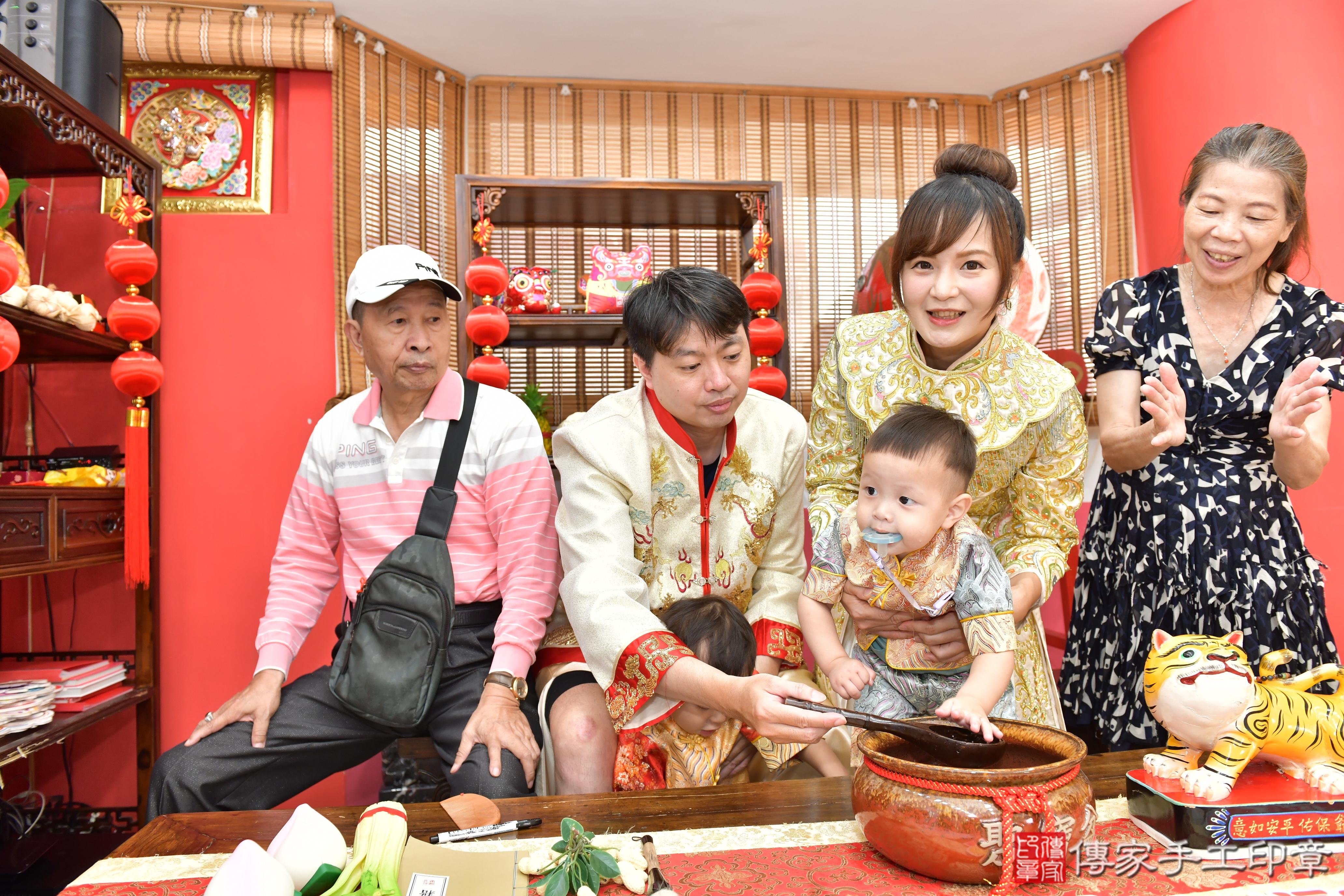 傳家手工印章高雄店、抓周、度晬、中國風會場、抓周道具物品、抓周證書、滿周歲、小允寶寶、高雄市、拍照、生日快樂