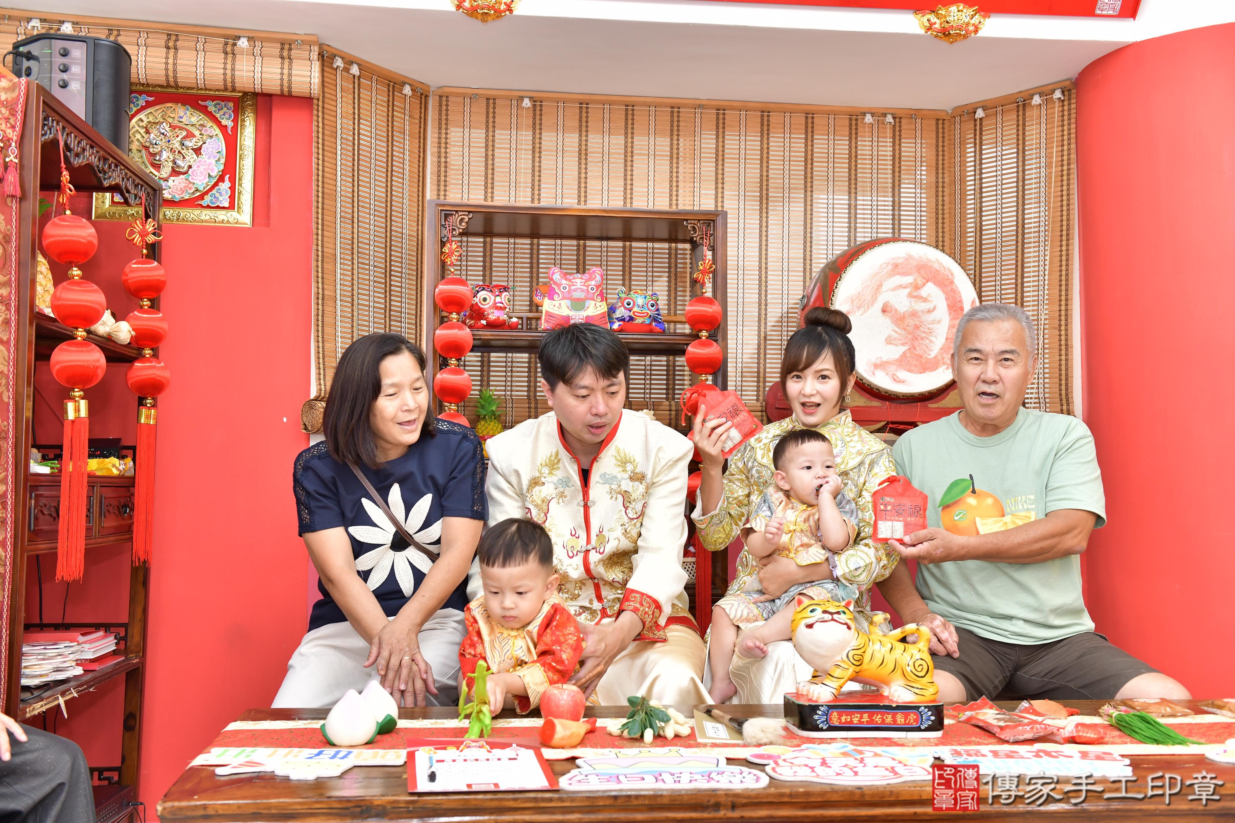傳家手工印章高雄店、抓周、度晬、中國風會場、抓周道具物品、抓周證書、滿周歲、小允寶寶、高雄市、拍照、生日快樂
