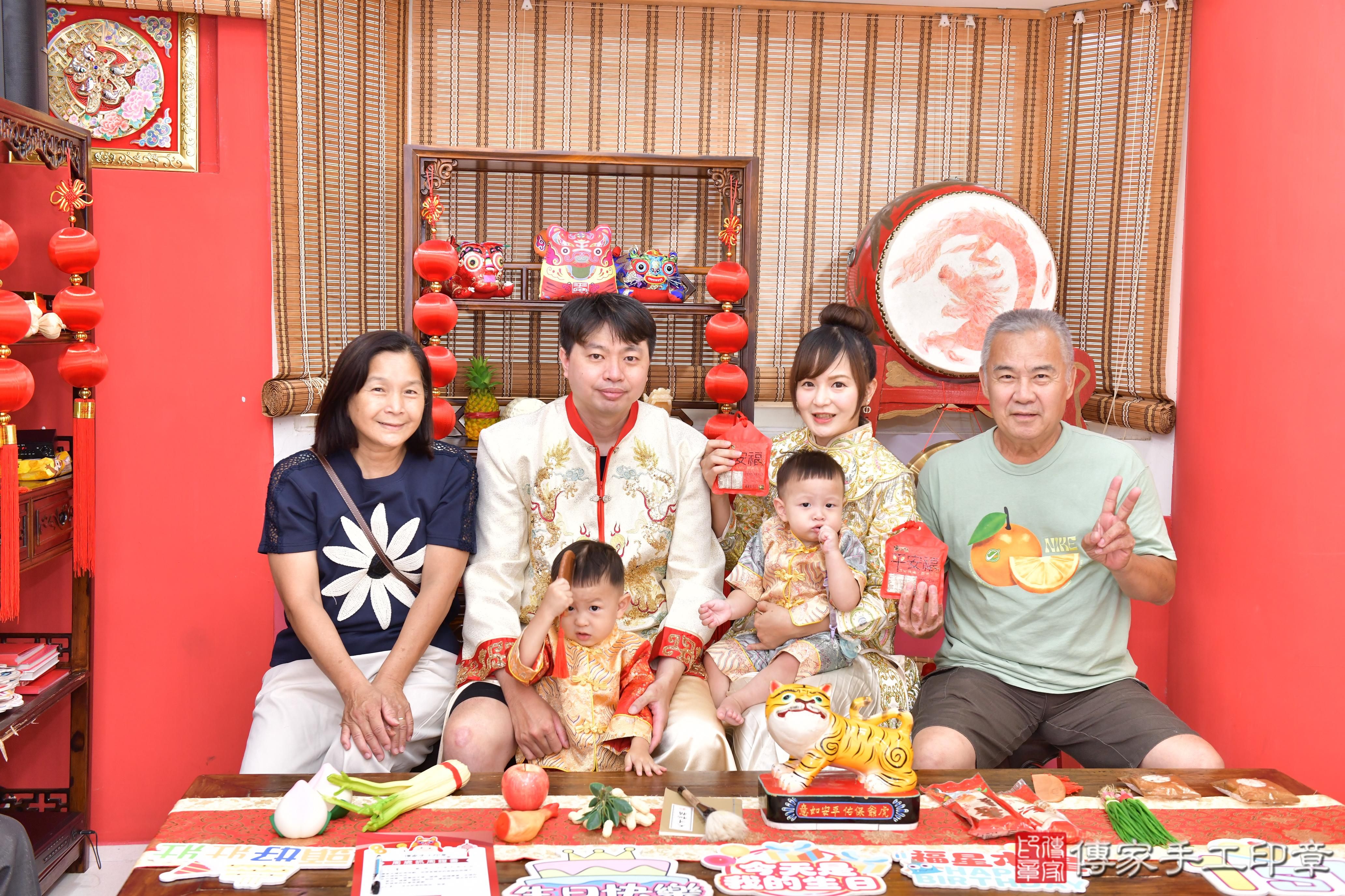 傳家手工印章高雄店、抓周、度晬、中國風會場、抓周道具物品、抓周證書、滿周歲、小允寶寶、高雄市、拍照、生日快樂