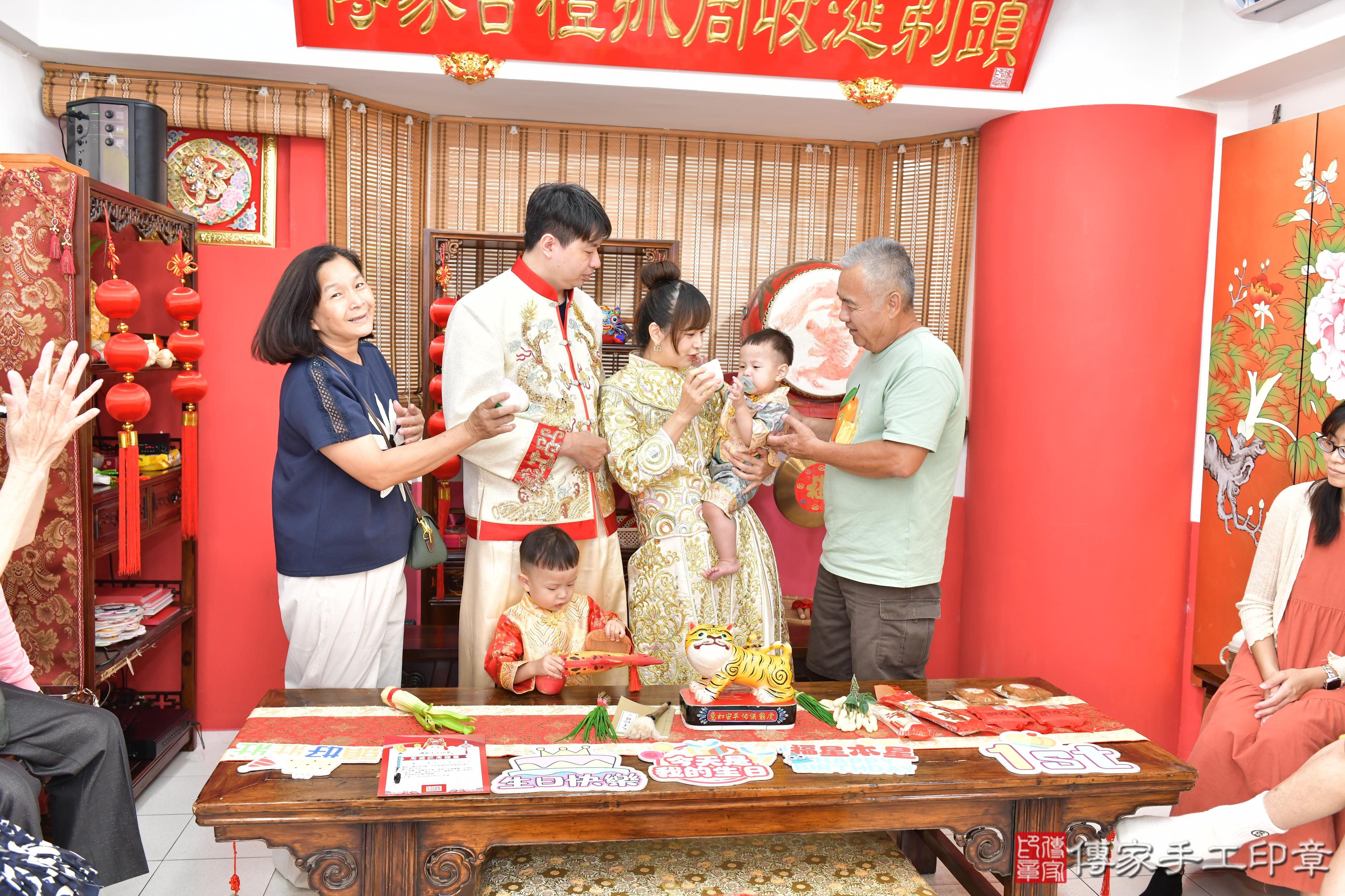 傳家手工印章高雄店、抓周、度晬、中國風會場、抓周道具物品、抓周證書、滿周歲、小允寶寶、高雄市、拍照、生日快樂