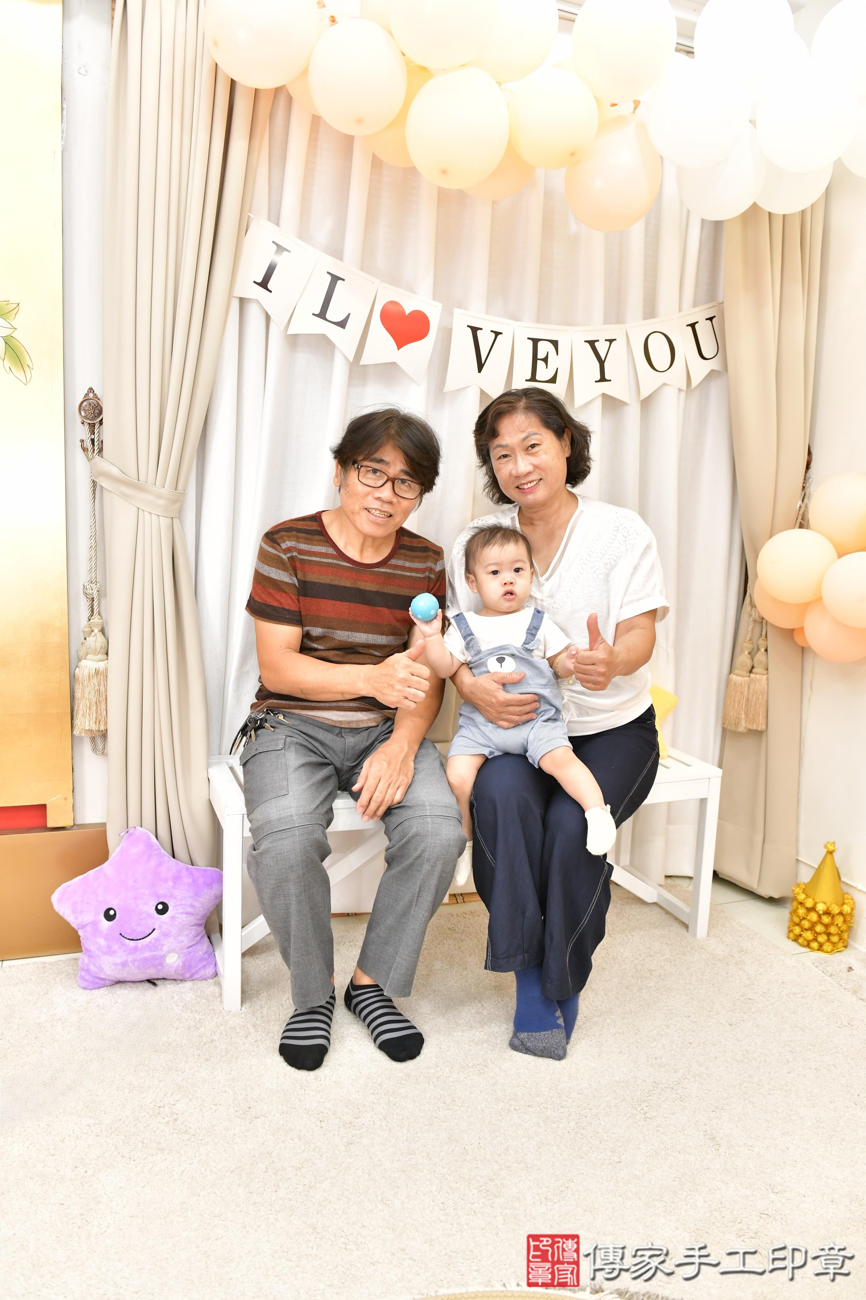傳家手工印章高雄店、抓周、度晬、中國風會場、抓周道具物品、抓周證書、滿周歲、淇淇寶寶、高雄市、拍照、生日快樂