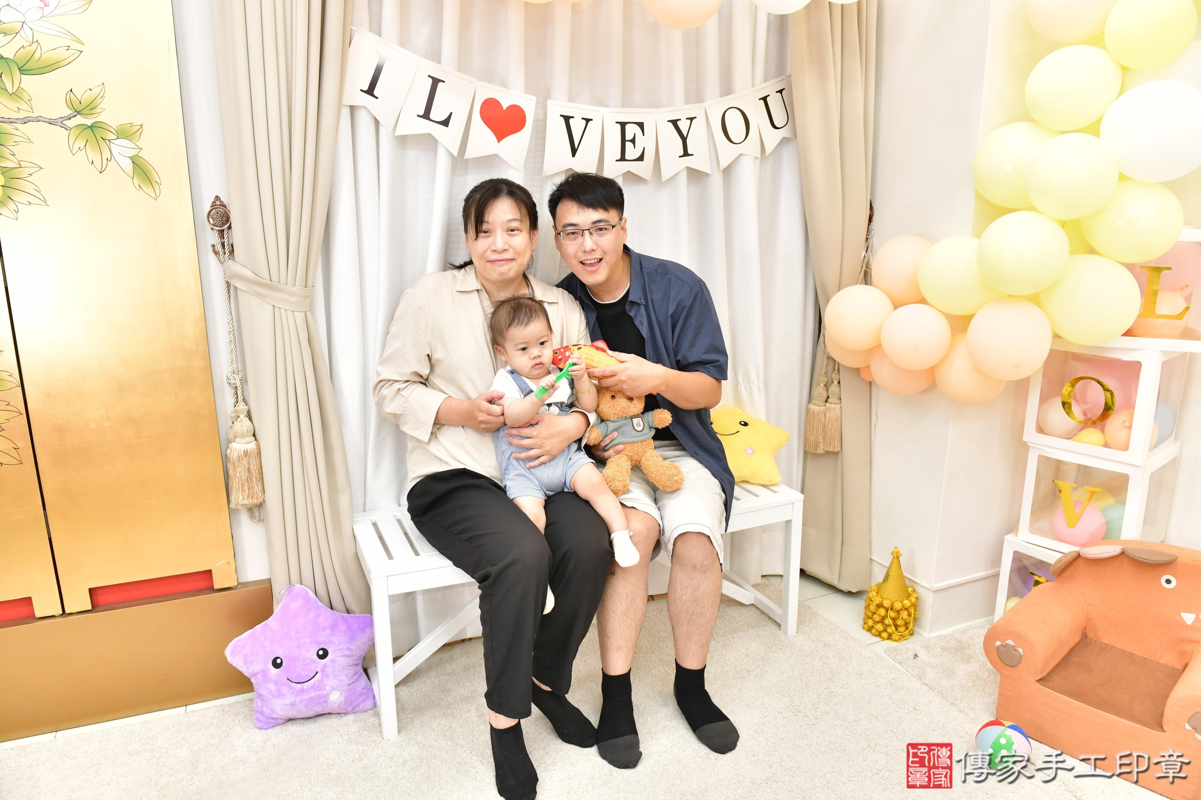 傳家手工印章高雄店、抓周、度晬、中國風會場、抓周道具物品、抓周證書、滿周歲、淇淇寶寶、高雄市、拍照、生日快樂