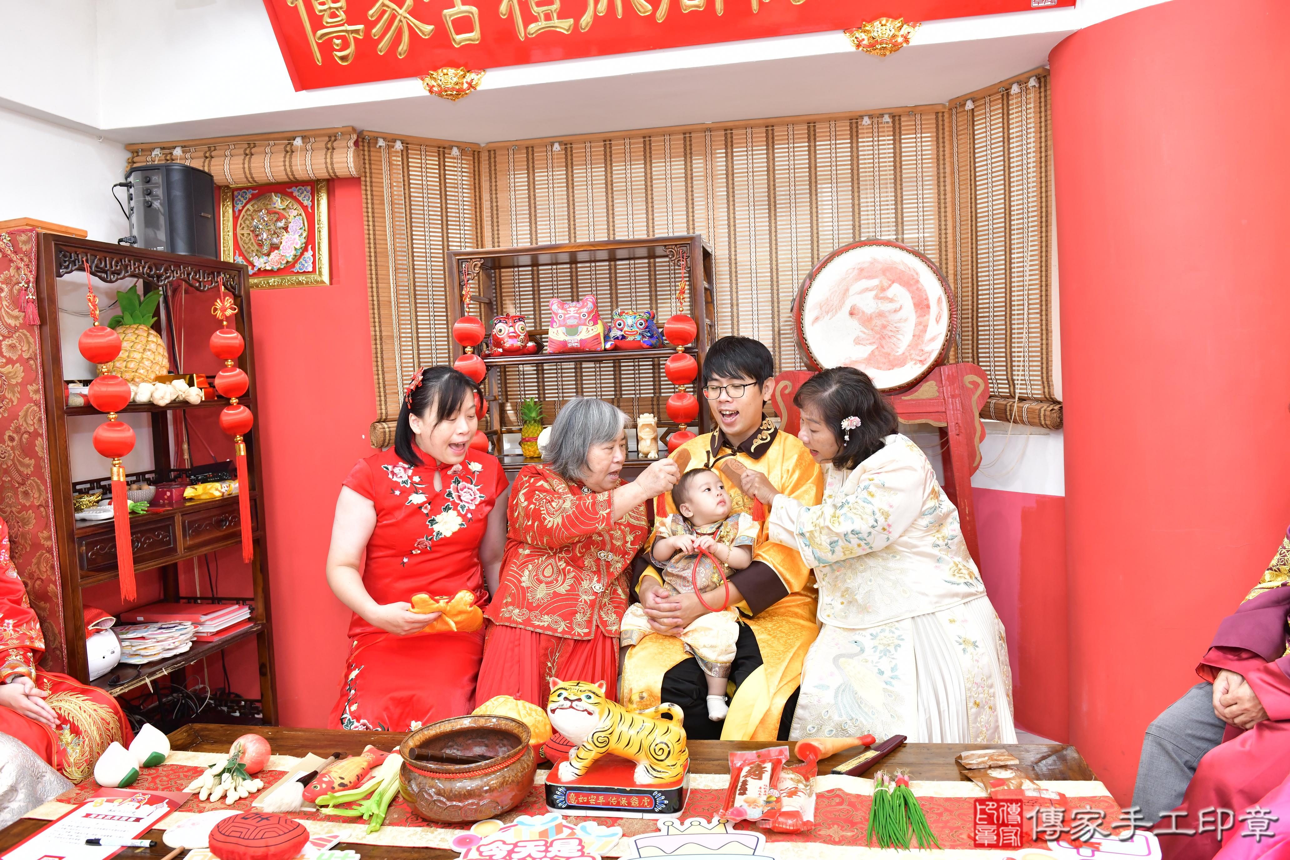 傳家手工印章高雄店、抓周、度晬、中國風會場、抓周道具物品、抓周證書、滿周歲、淇淇寶寶、高雄市、拍照、生日快樂