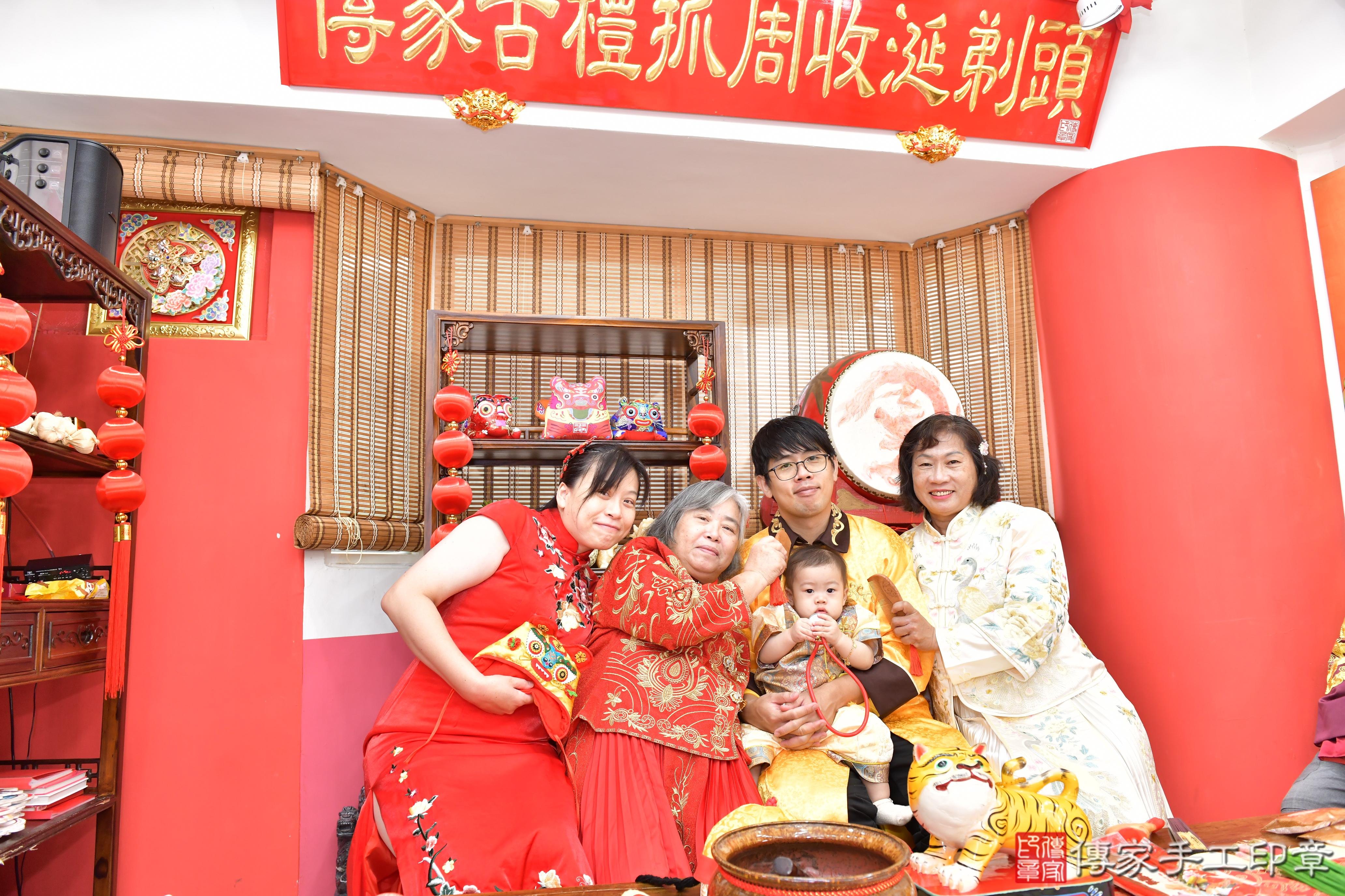 傳家手工印章高雄店、抓周、度晬、中國風會場、抓周道具物品、抓周證書、滿周歲、淇淇寶寶、高雄市、拍照、生日快樂