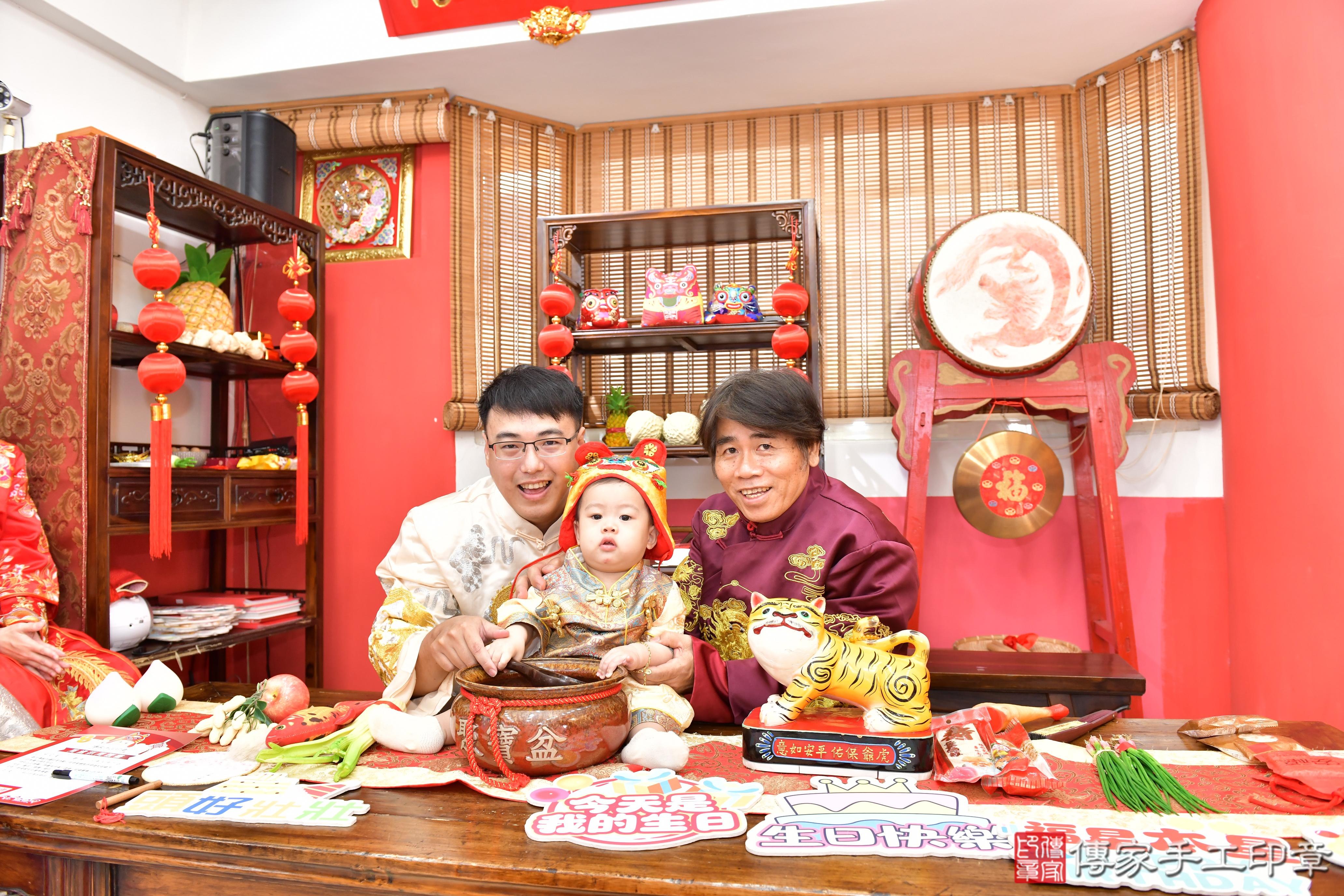 傳家手工印章高雄店、抓周、度晬、中國風會場、抓周道具物品、抓周證書、滿周歲、淇淇寶寶、高雄市、拍照、生日快樂
