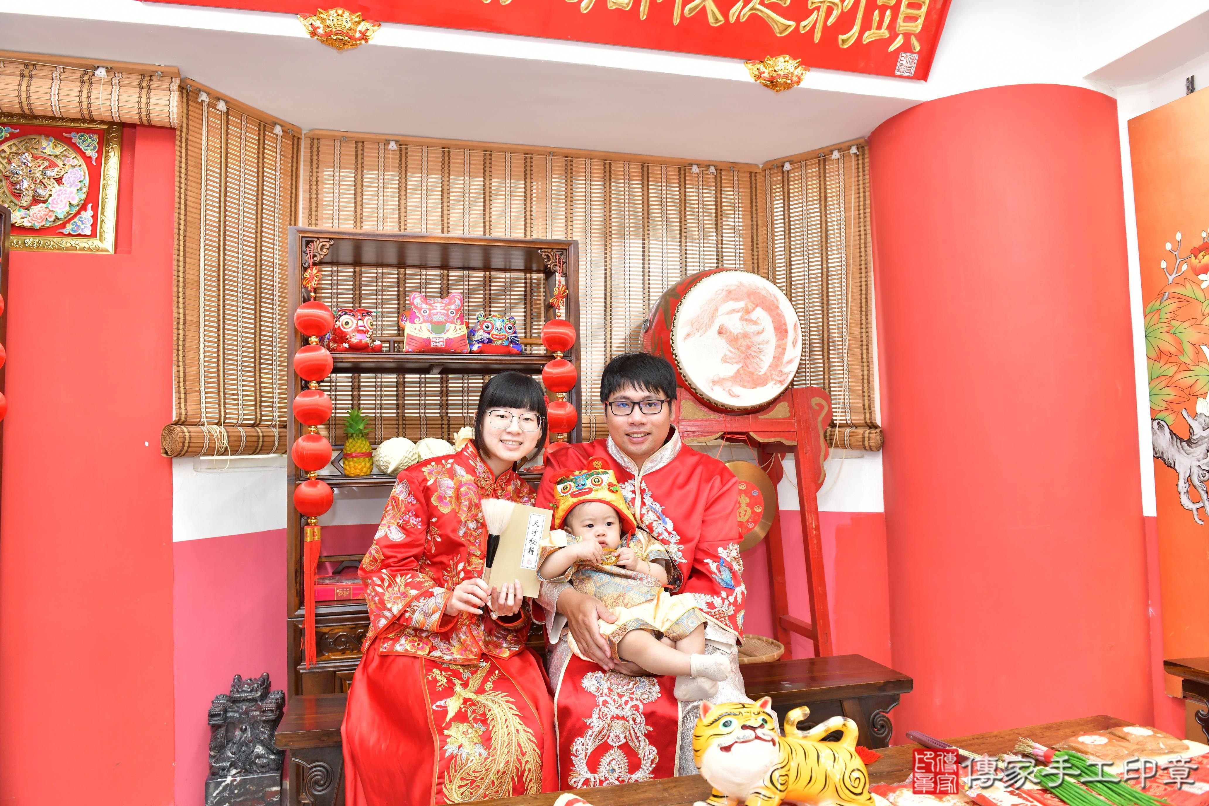 傳家手工印章高雄店、抓周、度晬、中國風會場、抓周道具物品、抓周證書、滿周歲、淇淇寶寶、高雄市、拍照、生日快樂
