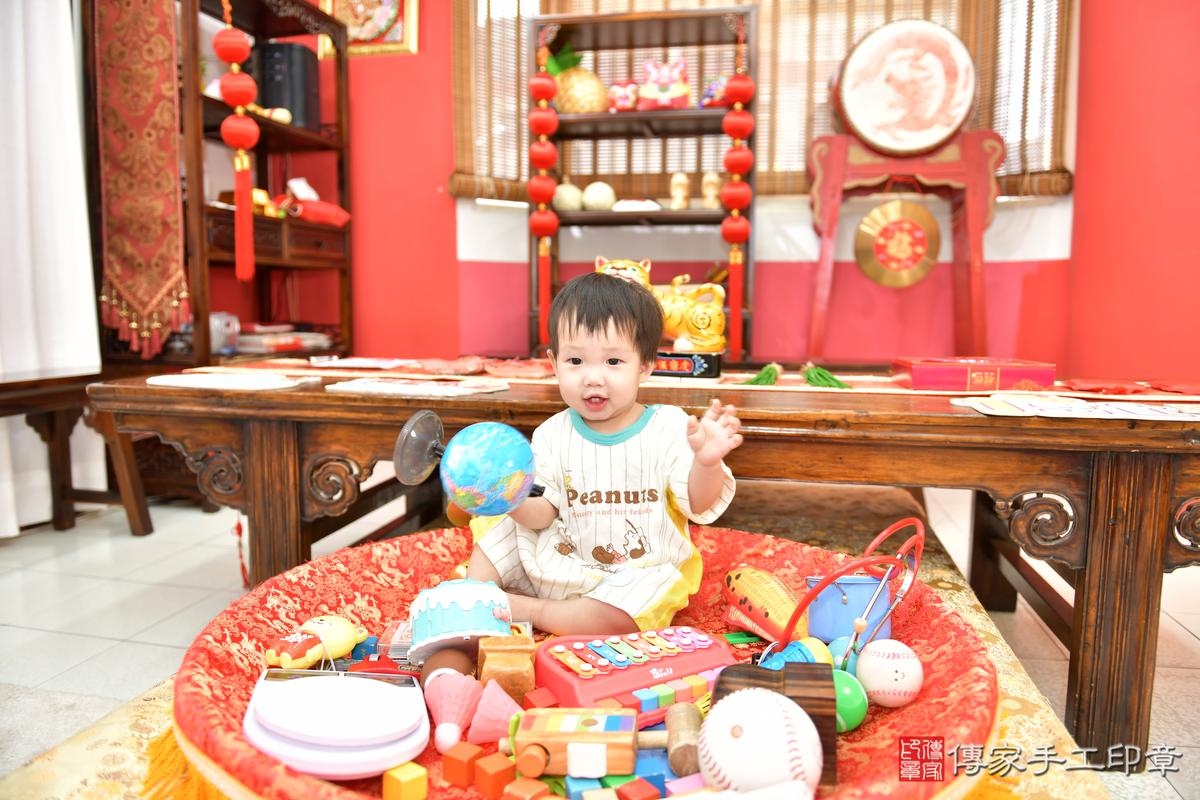傳家手工印章高雄店、抓周、度晬、中國風會場、抓周道具物品、抓周證書、滿周歲、澤澤寶寶、高雄市、拍照、生日快樂