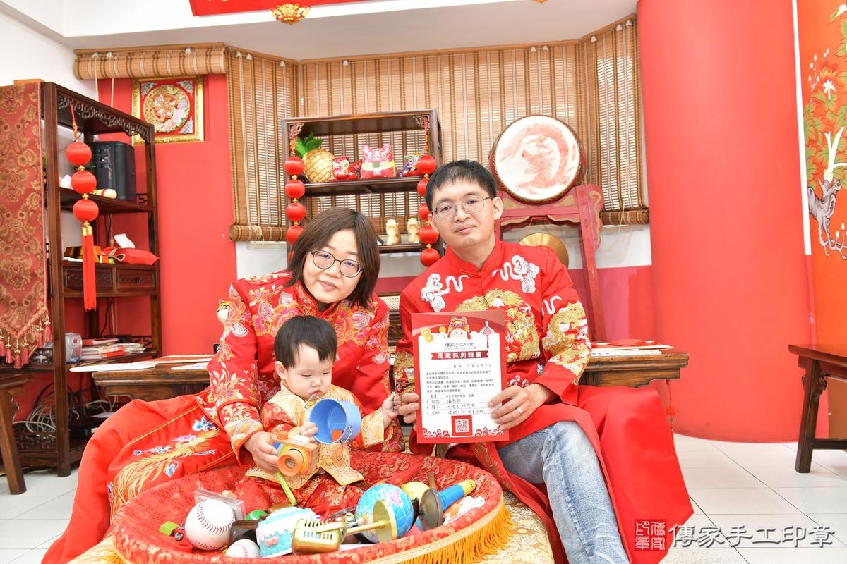 傳家手工印章高雄店、抓周、度晬、中國風會場、抓周道具物品、抓周證書、滿周歲、澤澤寶寶、高雄市、拍照、生日快樂
