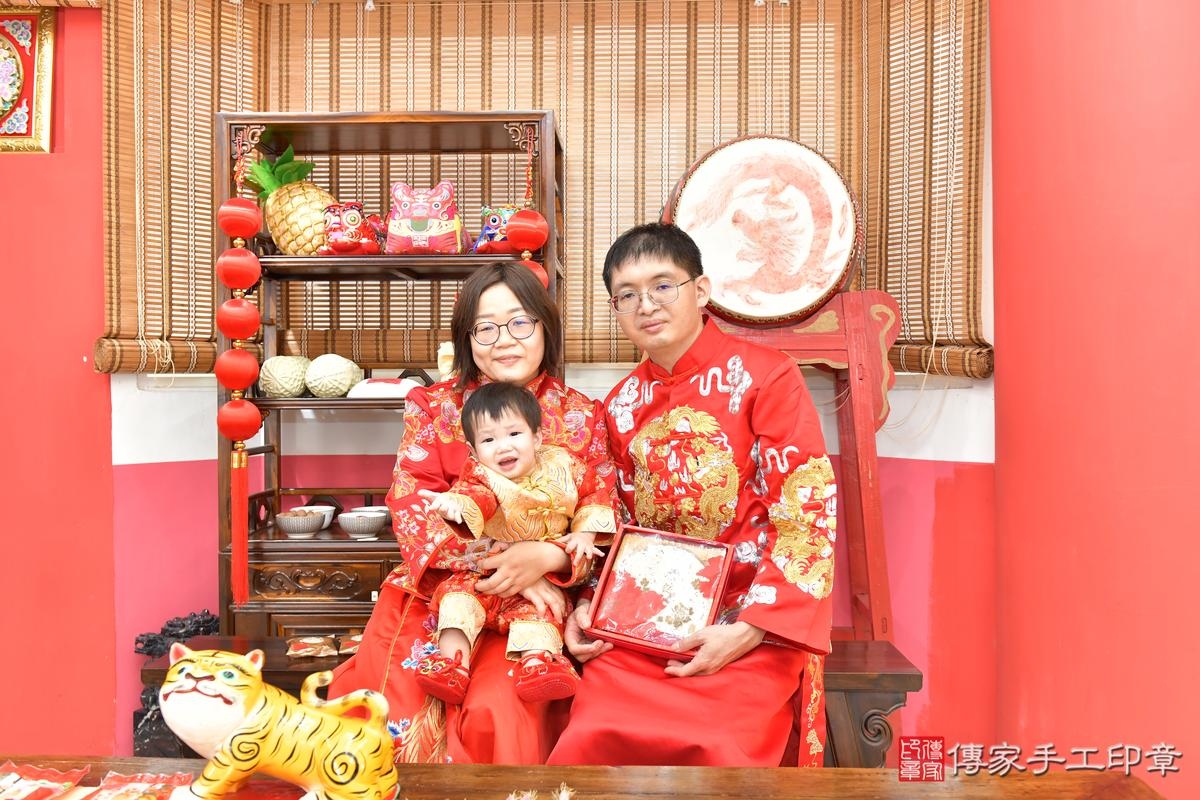 傳家手工印章高雄店、抓周、度晬、中國風會場、抓周道具物品、抓周證書、滿周歲、澤澤寶寶、高雄市、拍照、生日快樂
