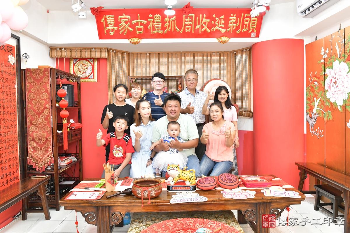傳家手工印章高雄店、抓周、度晬、中國風會場、抓周道具物品、抓周證書、滿周歲、小羽寶寶、高雄市、拍照、生日快樂