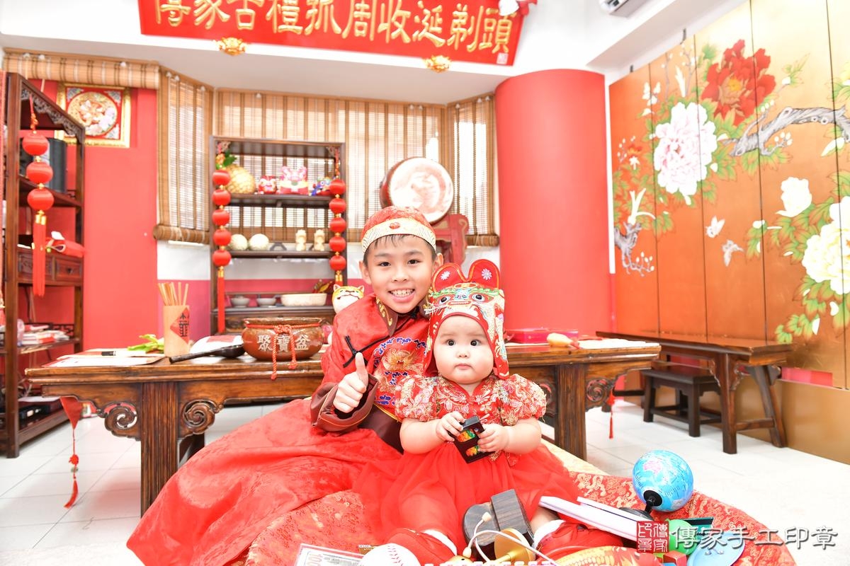 傳家手工印章高雄店、抓周、度晬、中國風會場、抓周道具物品、抓周證書、滿周歲、小羽寶寶、高雄市、拍照、生日快樂