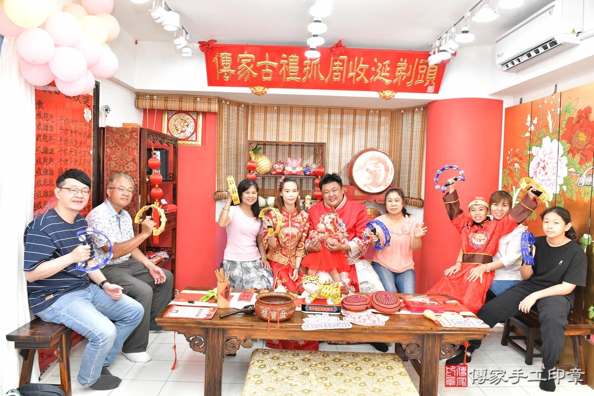 傳家手工印章高雄店、抓周、度晬、中國風會場、抓周道具物品、抓周證書、滿周歲、小羽寶寶、高雄市、拍照、生日快樂