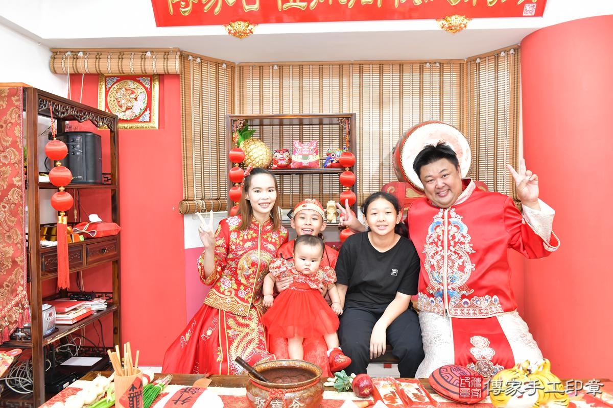 傳家手工印章高雄店、抓周、度晬、中國風會場、抓周道具物品、抓周證書、滿周歲、小羽寶寶、高雄市、拍照、生日快樂