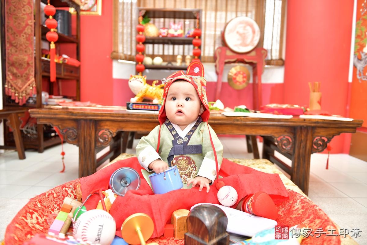 傳家手工印章高雄店、抓周、度晬、中國風會場、抓周道具物品、抓周證書、滿周歲、小羽寶寶、高雄市、拍照、生日快樂