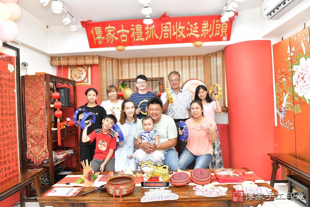 傳家手工印章高雄店、抓周、度晬、中國風會場、抓周道具物品、抓周證書、滿周歲、小羽寶寶、高雄市、拍照、生日快樂