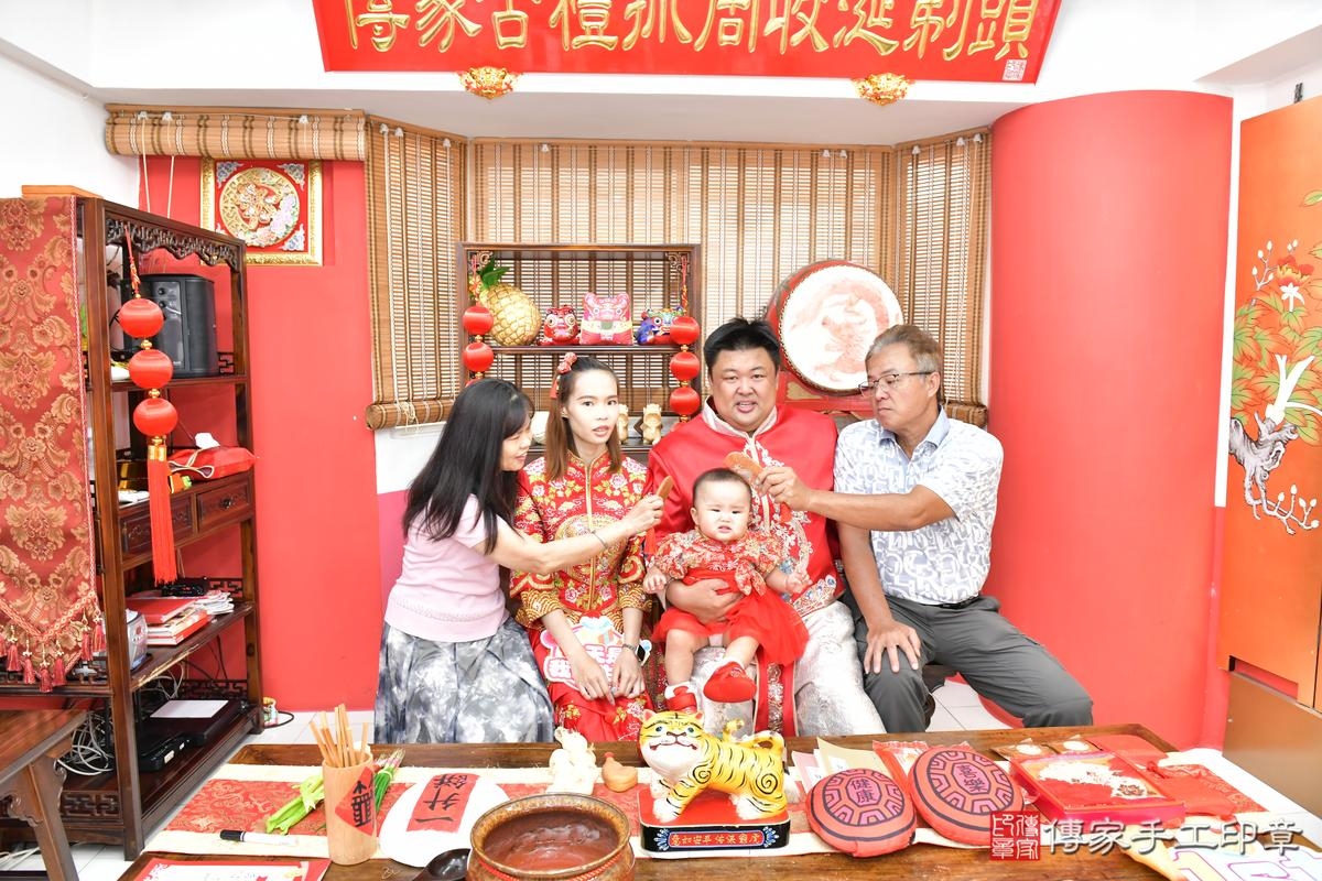 傳家手工印章高雄店、抓周、度晬、中國風會場、抓周道具物品、抓周證書、滿周歲、小羽寶寶、高雄市、拍照、生日快樂