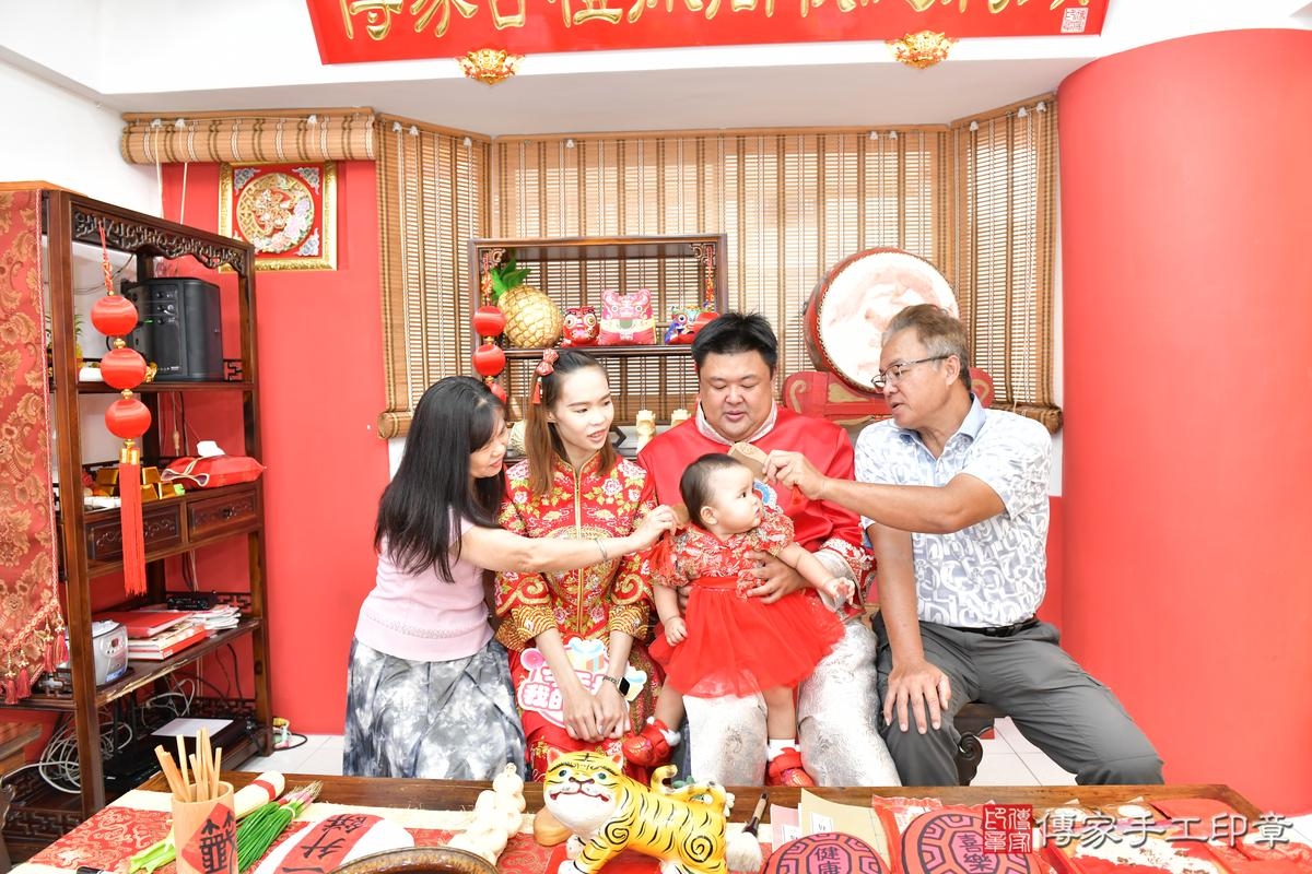 傳家手工印章高雄店、抓周、度晬、中國風會場、抓周道具物品、抓周證書、滿周歲、小羽寶寶、高雄市、拍照、生日快樂