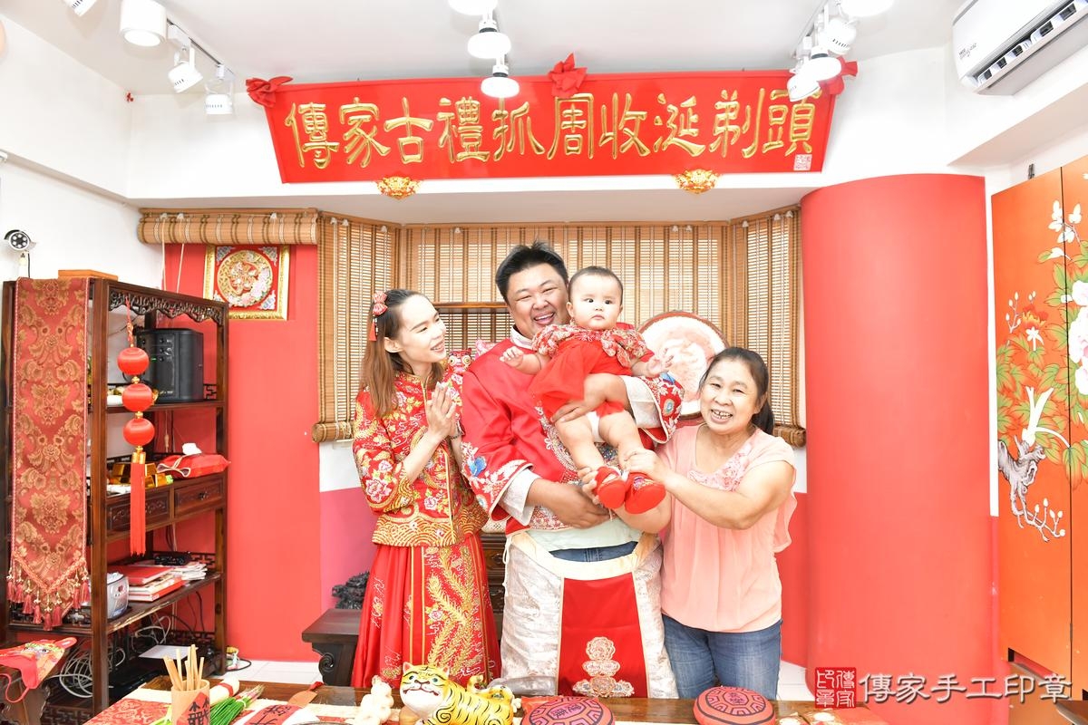 傳家手工印章高雄店、抓周、度晬、中國風會場、抓周道具物品、抓周證書、滿周歲、小羽寶寶、高雄市、拍照、生日快樂